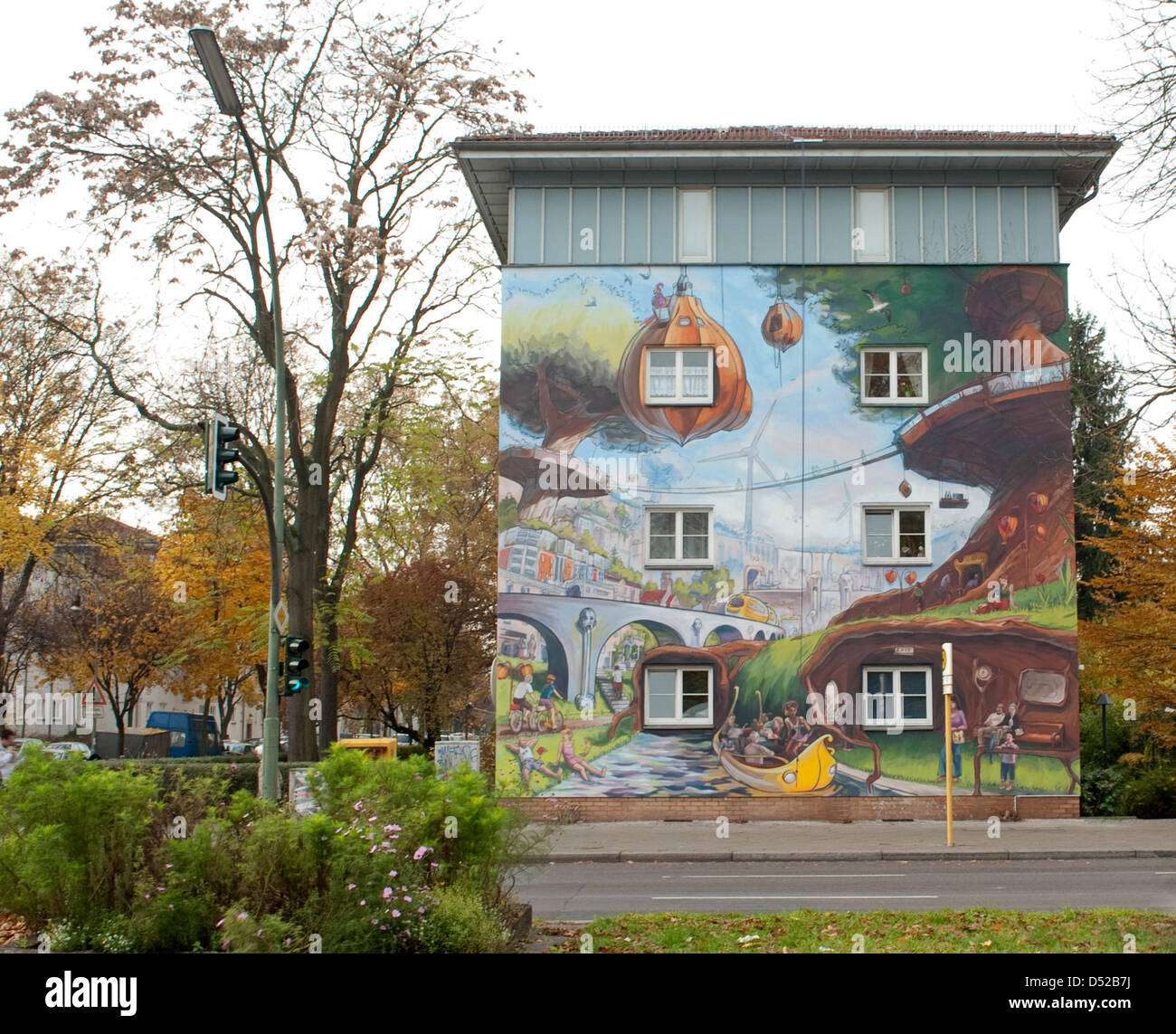 La façade d'une maison a été peint par l'art Création collective 'citer' dans la 'High-Deck' estate à Berlin, Allemagne, 01 novembre 2010. Photo : ROBERT SCHLESINGER Banque D'Images