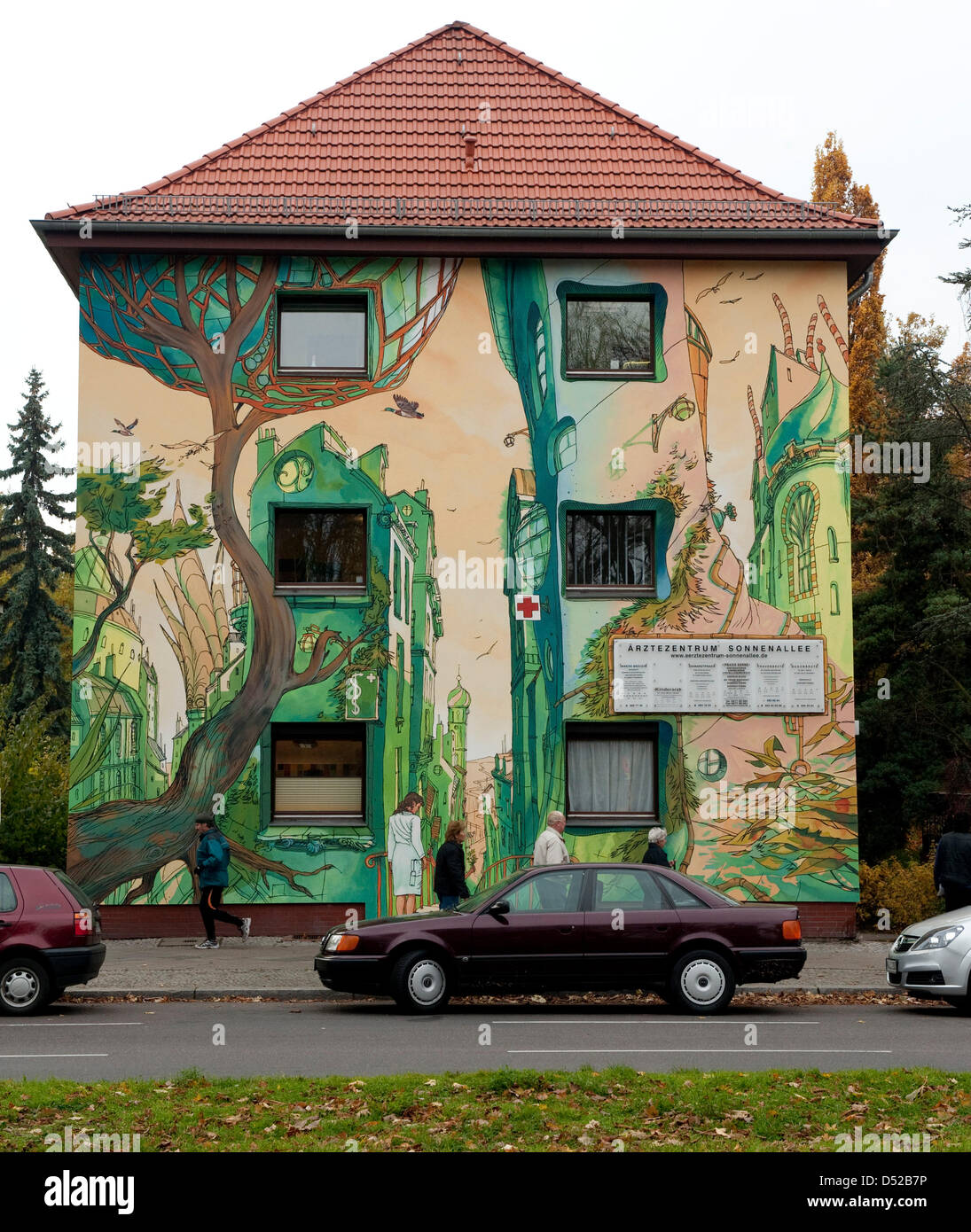 La façade d'une maison a été peint par l'art Création collective 'citer' dans la 'High-Deck' estate à Berlin, Allemagne, 01 novembre 2010. Photo : ROBERT SCHLESINGER Banque D'Images