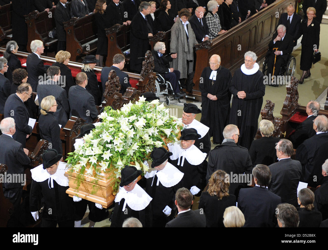 Helmut Schmidt (en fauteuil roulant), sa fille Susanne et son mari Brian Kennedy suivre les porteurs qui portent le cercueil de Loki Schmidt hors de l'église St Michel après le service funèbre à Hambourg, Allemagne, 01 novembre 2010. L'épouse de l'ancien chancelier allemand Helmut Schmidt est décédé le 21 octobre 2010 à l'âge de 91 ans dans sa maison dans le district de Langenhorn à Hambourg. P Banque D'Images