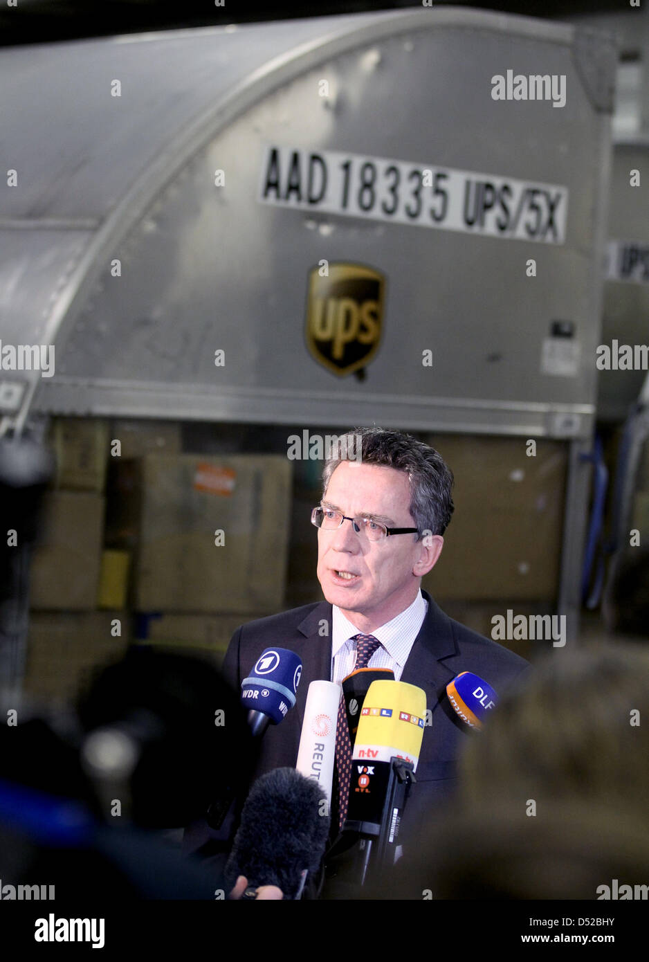 Le ministre allemand de l'intérieur Thomas de Maizière parle au personnel de sécurité du centre de fret sur l'objet de contrôles de sécurité à l'aéroport de Cologne-Bonn à Cologne, Allemagne, 1 novembre 2010. Il a lui-même mis à jour avec des informations sur les contrôles de sécurité du fret par le fret aérien allemand. À l'aéroport de Cologne-Bonn, l'un des paquets de la bombe le Yémen a été déchargé et transférés à Banque D'Images