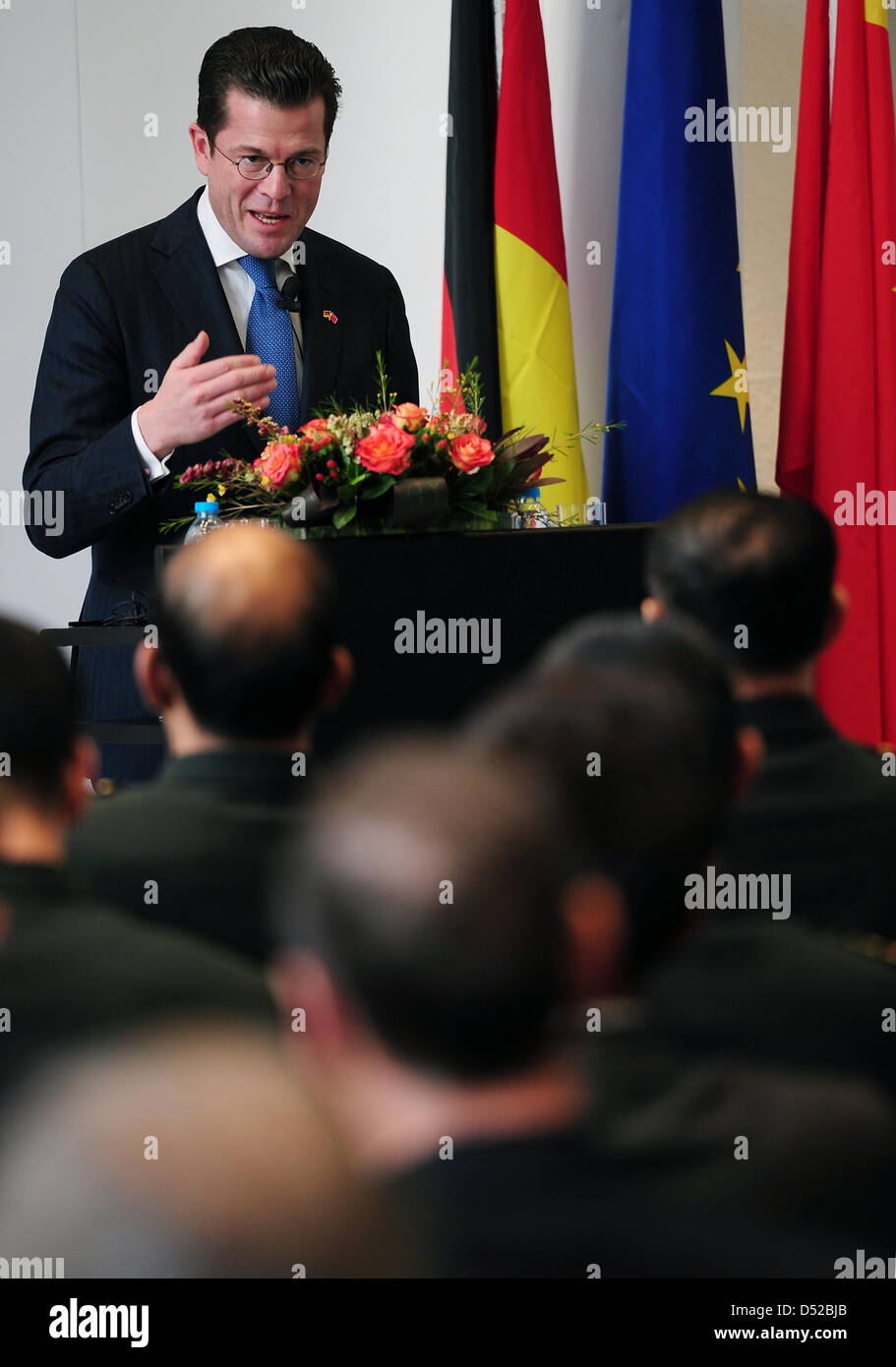 Bundesverteidigungsminister Karl-Theodor zu Guttenberg (CSU) hält am Freitag (02.11.2010) dans der deutschen Botschaft in Peking eine Rede zum Thema "trategische Herausforderung im 21. Jahrhundert, Perspektiven für Chine, Deutschland und Europa". Zu Guttenberg ist zu einem Besuch eingetroffen zweitägigen en Chine. Bei seinen politischen Gesprächen à Pékin wird es notamment um Banque D'Images