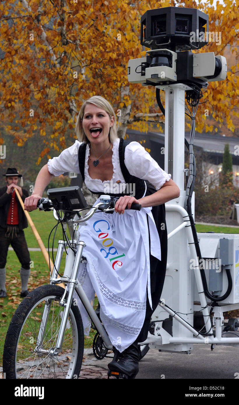 Chef de tourisme, Bianca Keybach, conduit une grève, qui a été converti en un appareil photo Street View avec la bouche ouverte et la langue maternelle à outstreched Kurpark à Oberstaufen, Allemagne, 02 novembre 2010. Google Street View a lancé la présence en ligne de villes allemandes dans le web dans la nuit du 01 novembre 2010. Street View Google maps complète, parce qu'elle offre plus de détails qu'une carto Banque D'Images