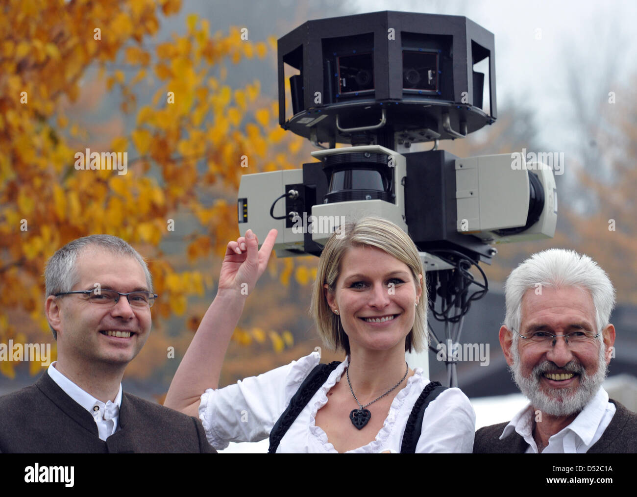 Responsable du développement de Google Holfelder Keybach Wieland, Bianca, chef du tourisme, et major Walter Grath se tenir devant une caméra Street View à Oberstaufen, Allemagne, 02 novembre 2010. Google Street View a lancé la présence en ligne de villes allemandes dans le web dans la nuit du 01 novembre 2010. Street View Google maps complète, parce qu'elle offre plus de détails qu'une cartographi Banque D'Images