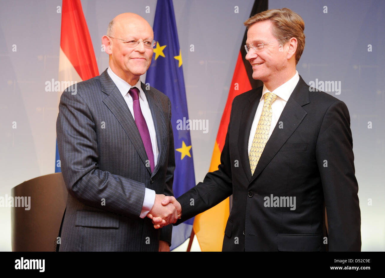 Le ministre des Affaires étrangères allemand Guido Westerwelle (R) et le Ministre des affaires étrangères des Pays-Bas, Uri Rosenthal se serrer la main au ministère des Affaires étrangères à Berlin, Allemagne, 03 novembre 2010. Rosenthal a commencé sa première visite officielle dans les pays européens en Allemagne. Photo : Tobias Kleinschmidt Banque D'Images