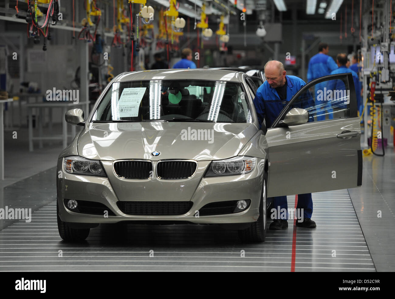 (Dossier) - une photo datée du 26 juillet 2010 montre un homme travaillant sur la production d'une BMW à l'usine BMW à Regensburg, Allemagne. BMW présente ses chiffres d'affaires du troisième trimestre 2010 le 03 novembre 2010. Photo : Armin Weigel Banque D'Images