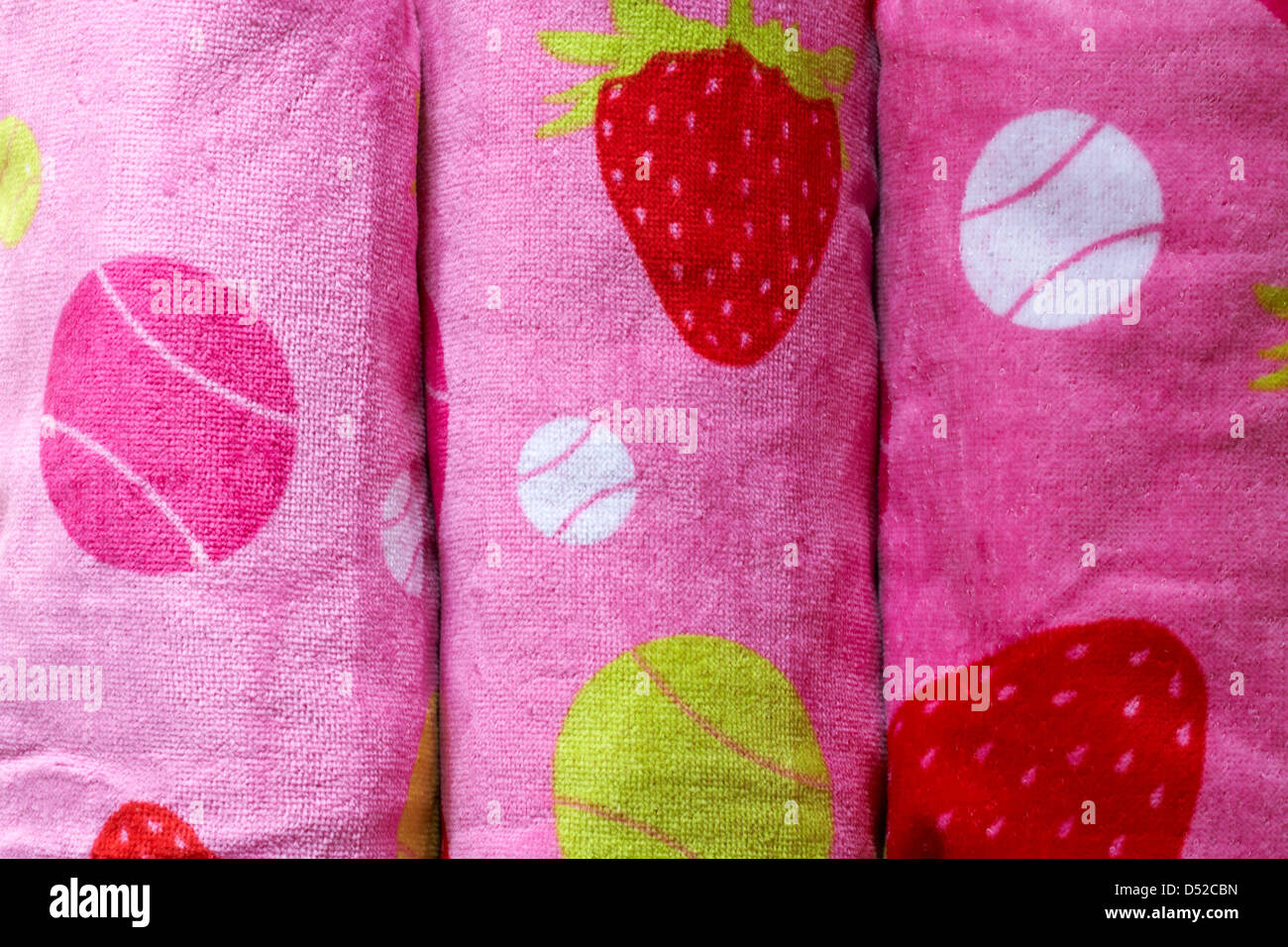 Gros plan de Wimbledon les serviettes All England Lawn Tennis Club avec fraises et balles de tennis sur - concept de l'été Banque D'Images