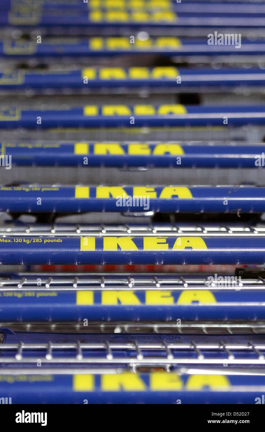 (Dossier) - Un fichier dpa photo datée du 15 août 2005 montre une rangée de caddies IKEA à Berlin, Allemagne. L'Allemagne demeure le plus important marché pour les meubles Ikea géant. Photo : Soeren Stache Banque D'Images