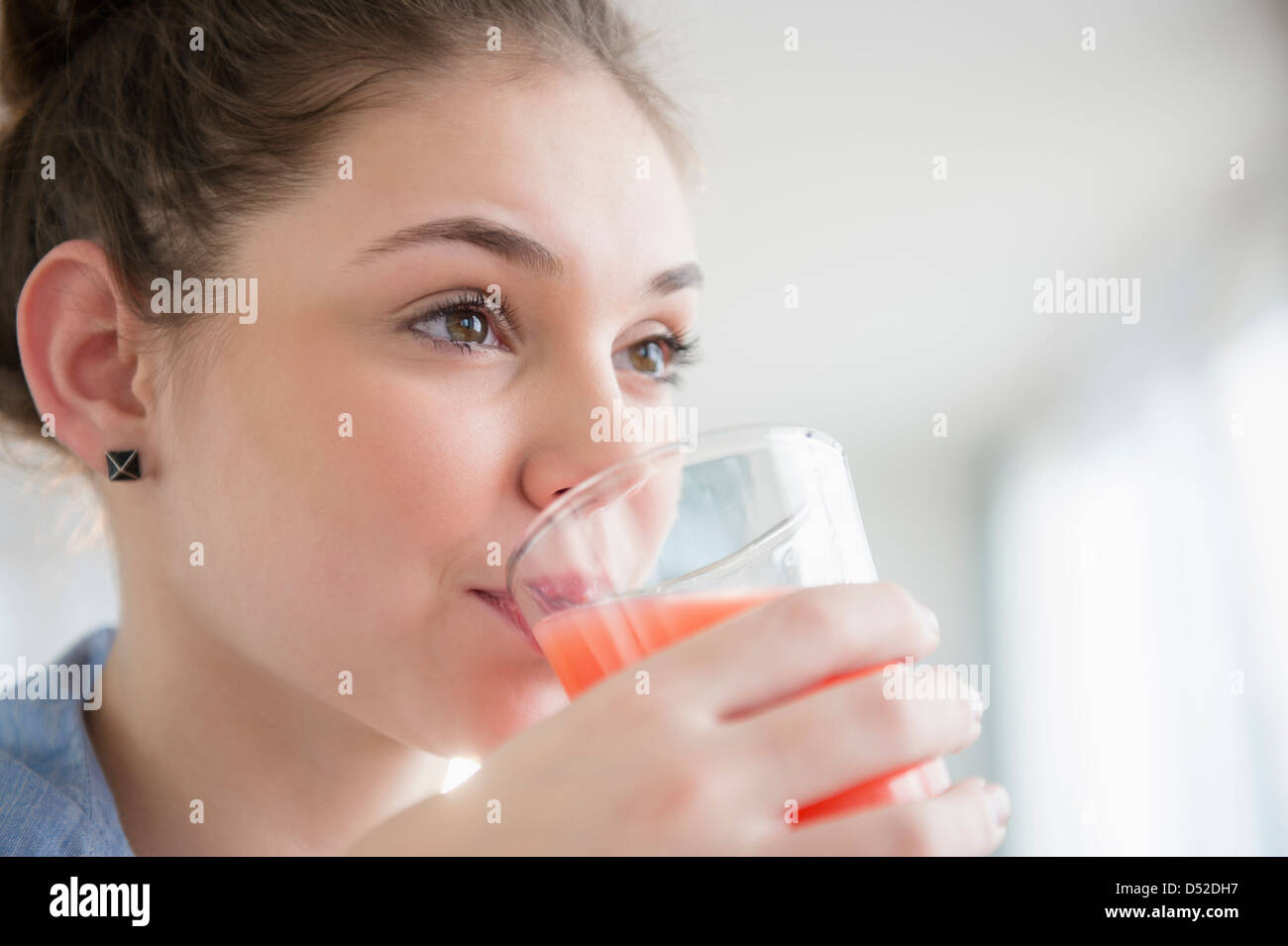 Hispanic girl drinking verre de jus Banque D'Images