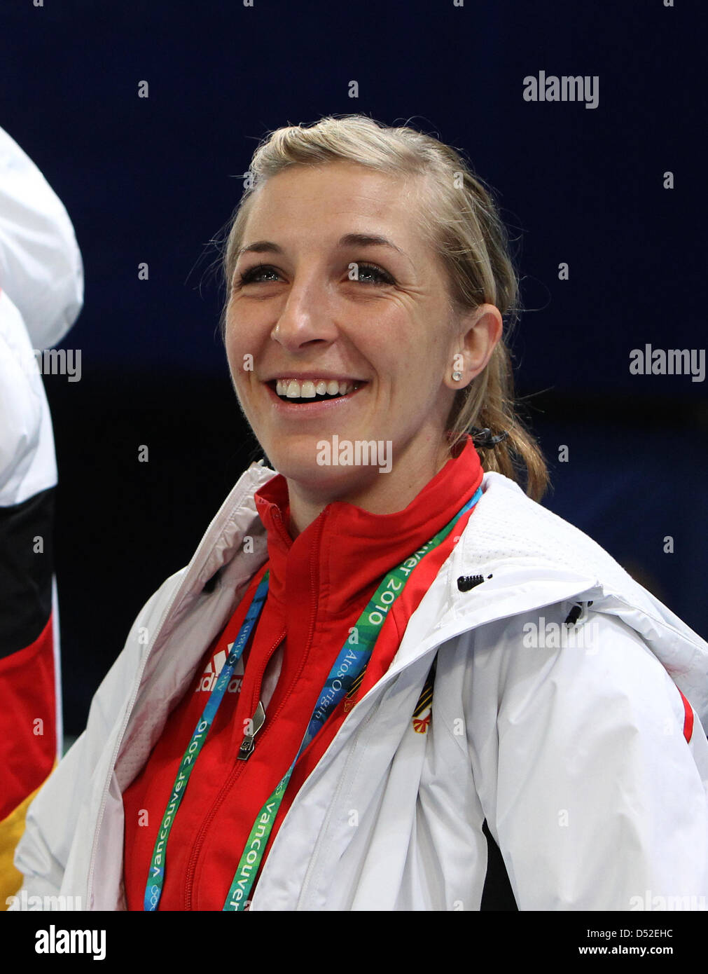 Anni Friesinger-Postma d'Allemagne cheers pour ses coéquipiers au cours de la féminine de patinage de vitesse 5000 m à l'anneau olympique de Richmond pendant les Jeux Olympiques de Vancouver en 2010, Vancouver, Canada, 24 février 2010. Photo : Daniel Karmann  + + +(c) afp - Bildfunk + + + Banque D'Images