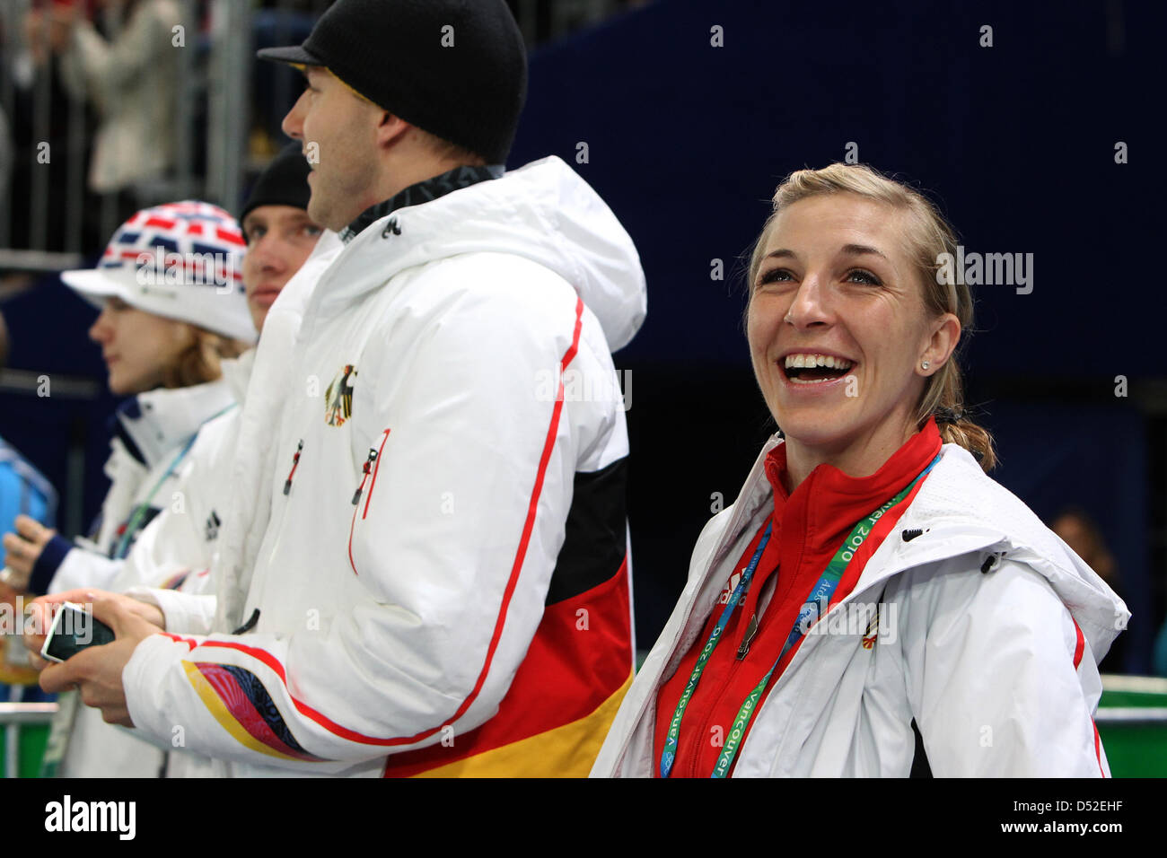 Anni Friesinger-Postma (R) de l'Allemagne à la vôtre pour ses coéquipiers au cours de la féminine de patinage de vitesse 5000 m à l'anneau olympique de Richmond pendant les Jeux Olympiques de Vancouver en 2010, Vancouver, Canada, 24 février 2010. Photo : Daniel Karmann  + + +(c) afp - Bildfunk + + + Banque D'Images