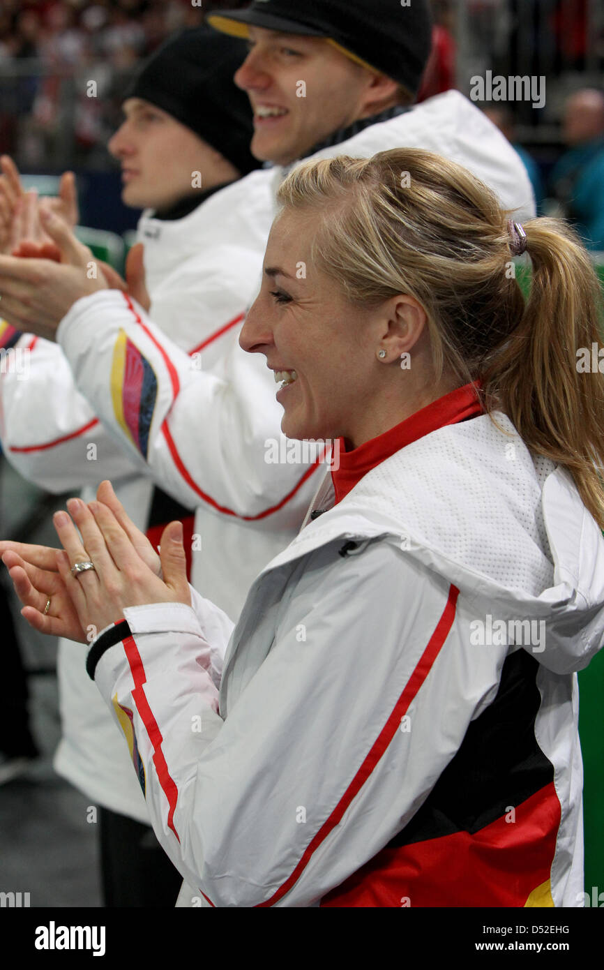 Anni Friesinger-Postma (R) de l'Allemagne à la vôtre pour ses coéquipiers au cours de la féminine de patinage de vitesse 5000 m à l'anneau olympique de Richmond pendant les Jeux Olympiques de Vancouver en 2010, Vancouver, Canada, 24 février 2010. Photo : Daniel Karmann Banque D'Images