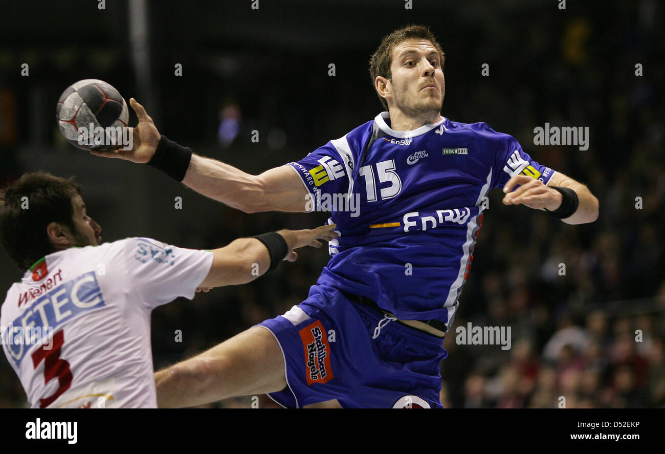 Le Handball, Bundesliga, 20. Spieltag, SC Magdeburg - frisch auf Göppingen suis 16-07-2008 (24.02.2010) in der Bördelandhalle à Magdeburg. Der Göppinger Michael Haaß (r) setzt sich gegen den Magderburger Bennett Wiegert durch. Foto : Jens Wolf dpa/lah Banque D'Images