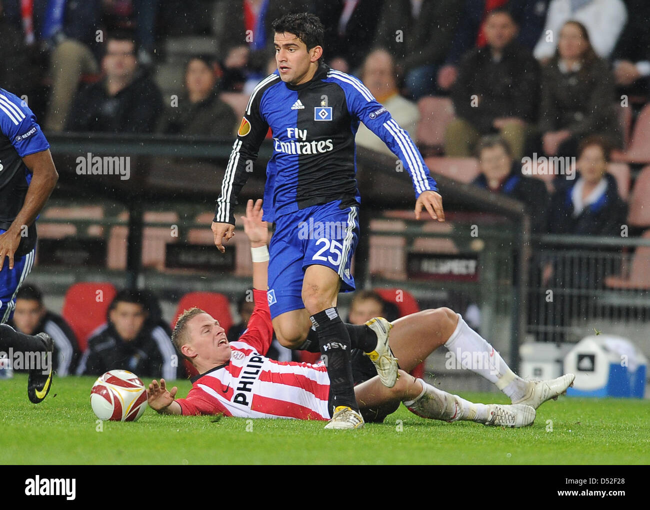 Fußball-Europa League -Rückspiel Sechzehntelfinal - PSV Eindhoven Hamburger SV am Donnerstag (25.02.2010) im Philipps Stadion à Eindhoven : Die Hamburger Tomas Rincon und Balazs Dzsudzsak (unten) vom kämpfen PSV Eindhoven um den Ball. Foto : Achim Scheidemann dpa/lnw Banque D'Images