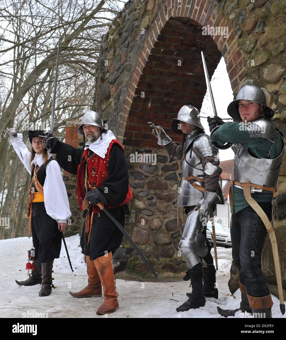 Combattants épée posent devant le mur de la ville de Bernau, Allemagne, 26 février 2010. Un combat à l'épée médiévale réunion aura lieu à Bernau le 14 mars 2010. Photo : Bernd Settnik Banque D'Images