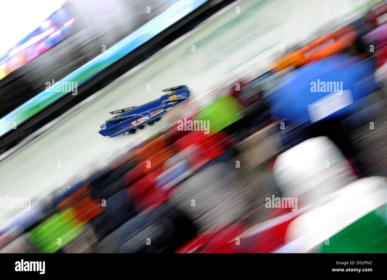 USA Bobsleigh 2 avec John Napier, Charles Berkeley, Steven Langton et Christopher sp se plante dans un virage au cours de la chaleur de quatre hommes 2 de la compétition de bobsleigh au Centre des sports de glisse de Whistler durant les Jeux Olympiques de 2010 à Vancouver à Whistler, Canada, 26 février 2010. Photo : Peter Kneffel  + + +(c) afp - Bildfunk + + + Banque D'Images