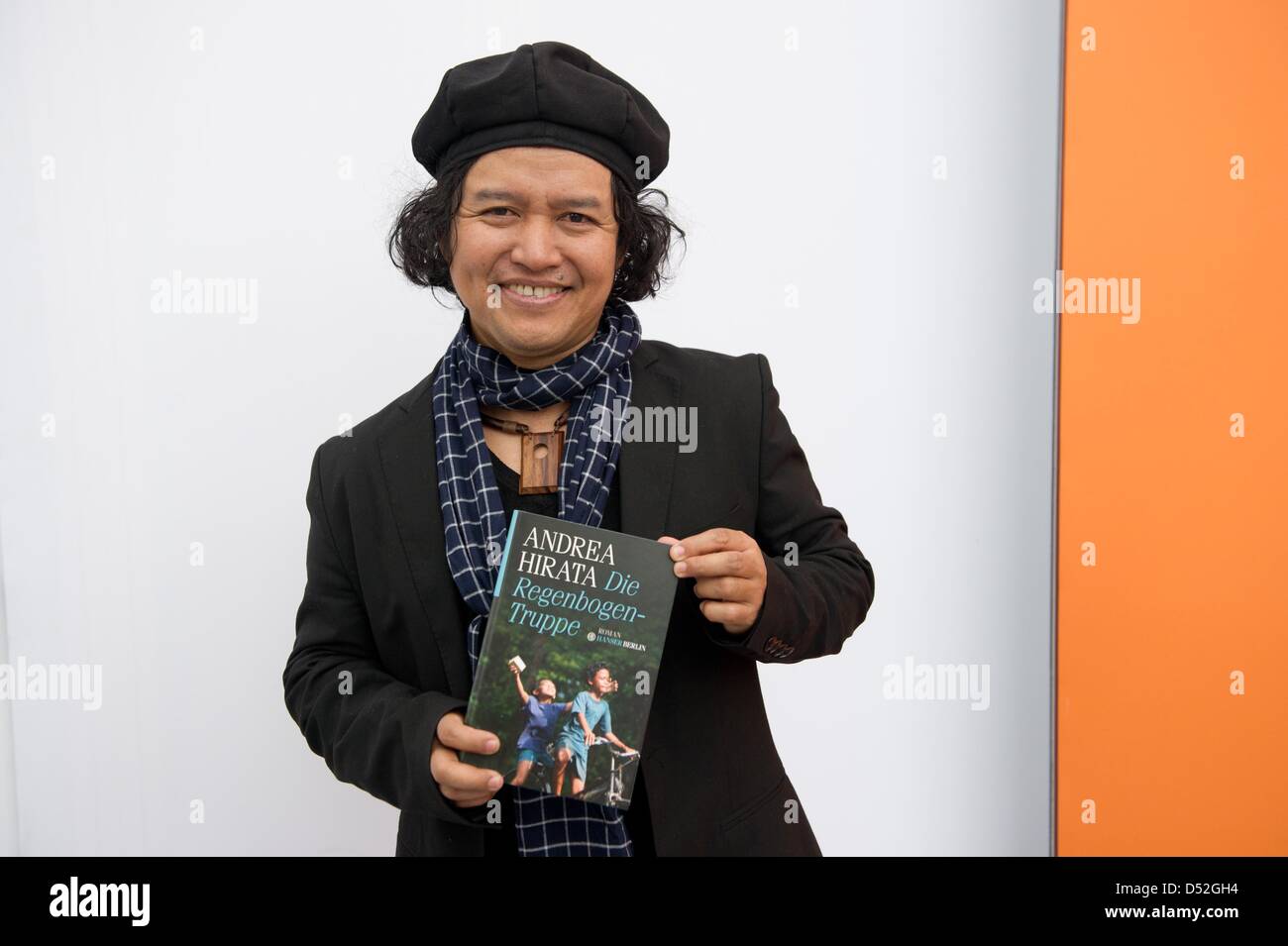 L'écrivain indonésien Andrea Hirata présente son nouveau livre 'La Force' Arc-en-ciel (titre allemand 'Die Regenbogen-Truppe') à la foire du livre de Leipzig, Allemagne, 15 mars 2013. Photo : Marc N.r.i.t. Banque D'Images