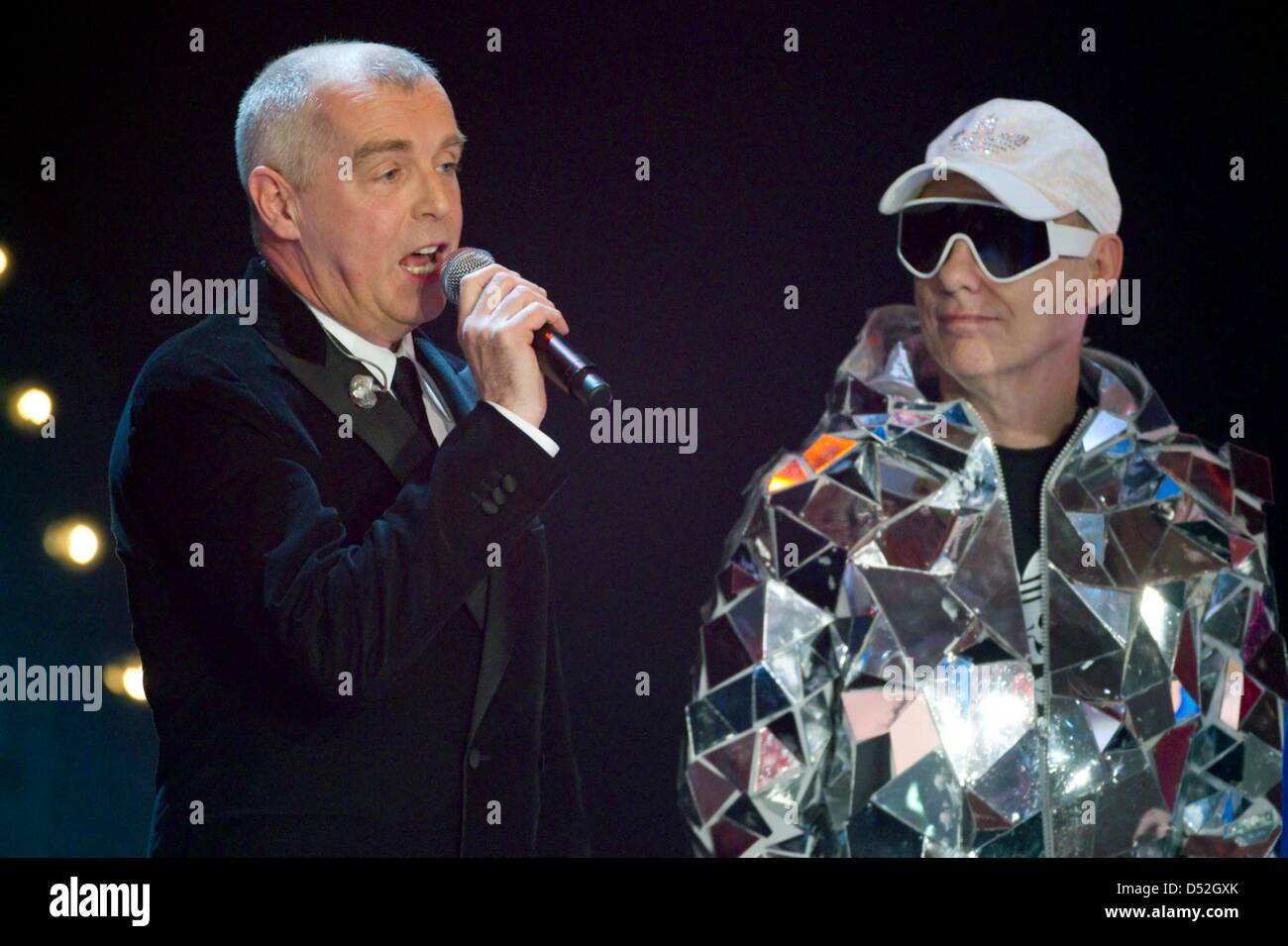 Neil Tennant (L) et Chris Lowe du duo électro pop britannique 'Pet Shop Boys' effectue au cours de l'émission en direct de German TV show 'Pari, que.. ?" à Erfurt, Allemagne, 27 février 2010. Photo : Michael Reichel Banque D'Images