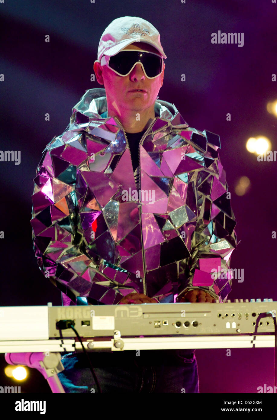 Chris Lowe du duo électro pop britannique 'Pet Shop Boys' effectue au cours de l'émission en direct de German TV show 'Pari, que.. ?" à Erfurt, Allemagne, 27 février 2010. Photo : Michael Reichel Banque D'Images