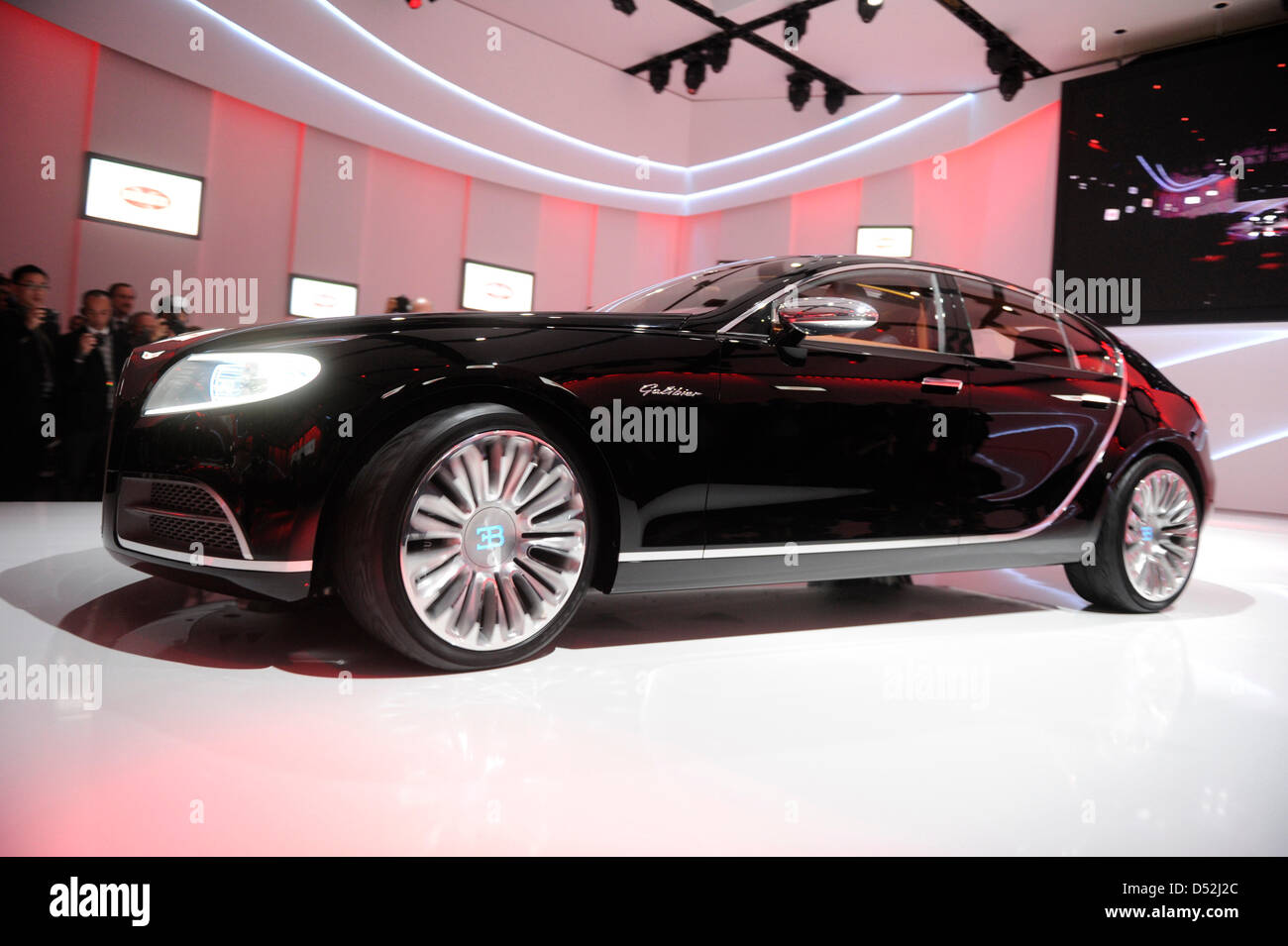 Volkswagen présente le nouveau Concept Car Bugatti 16 C Galibier sur la première journée de la presse au Salon de Genève à Genève, Suisse, 02 mars 2010. Le 80e salon international de Genève veut donner de nouvelles impulsions à l'industrie automobile en difficulté jusqu'au 14 mars 2010. Quelque 700.000 visiteurs sont attendus au salon de l'automobile. Photo : ULI DECK Banque D'Images