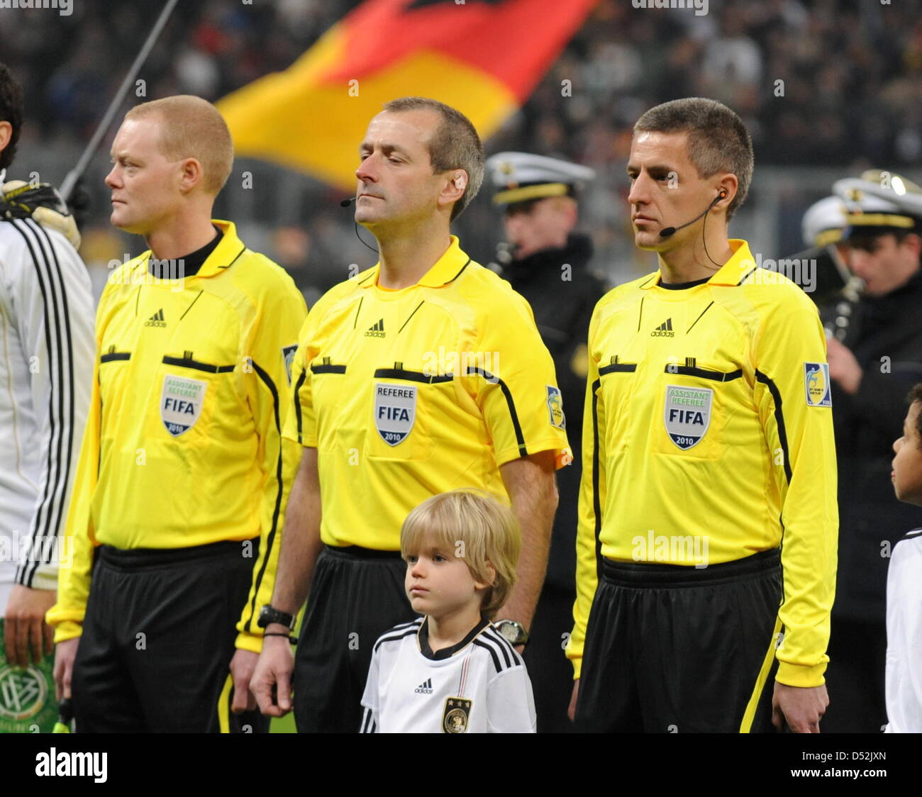 Arbitre Martin Atkinson (C) et ses assistants Peter Kirkup (R) et David Richardson en photo avant le test-match de football l'Allemagne contre l'Argentine au stade AllianzArena à Munich, Allemagne, 03 mars 2010. L'Argentine a gagné le match 1-0. Photo : Bernd Weissbrod Banque D'Images