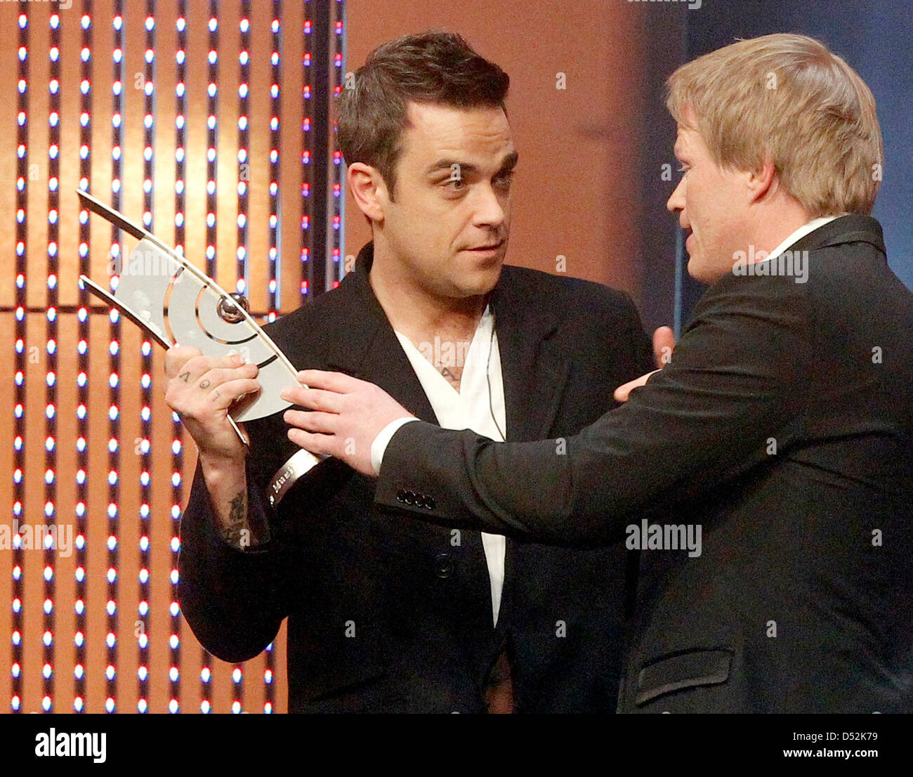 La chanteuse pop britannique Robbie Williams (L) reçoit son ECHO Music Award catégorie 'Artiste' Etats-Unis Rock-Pop The International des mains du gardien allemand Oliver Kahn légende (R) au cours de l'ÉCHO 2010 Awards à Berlin, Allemagne, 04 mars 2010. L'ECHO Music Awards sont attribués chaque année par Deutsche Phono-Akademie dans 27 catégories. Photo : WOLFGANG KUMM Banque D'Images