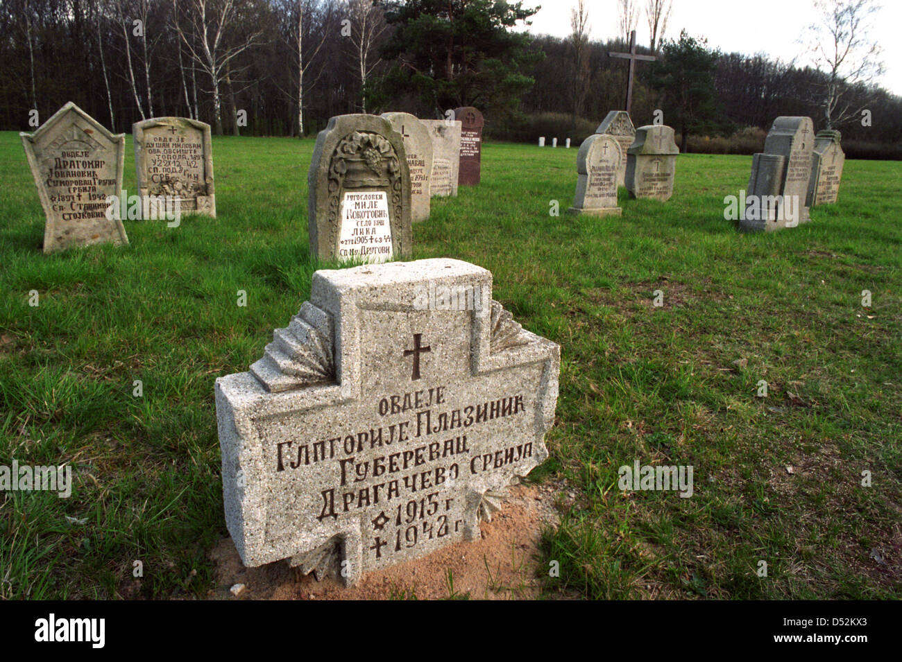 (FILE) un fichier sur la photo datée du 23 avril 1993 de memorial place Fuenfeichen près de Neubrandenburg, Allemagne. Tombes des quelque 6 000 prisonniers de guerre de l'ex-Union soviétique ont été découvert 65 ans après la fin de la DEUXIÈME GUERRE MONDIALE. "La recherche des traces retour des jeux de données que nous avons reçues de la Fondation mémoriaux saxone,' dit à Harry Schulz à l'agence de presse allemande dpa le 06 mars 2010. Photo : JENS KALAENE Banque D'Images