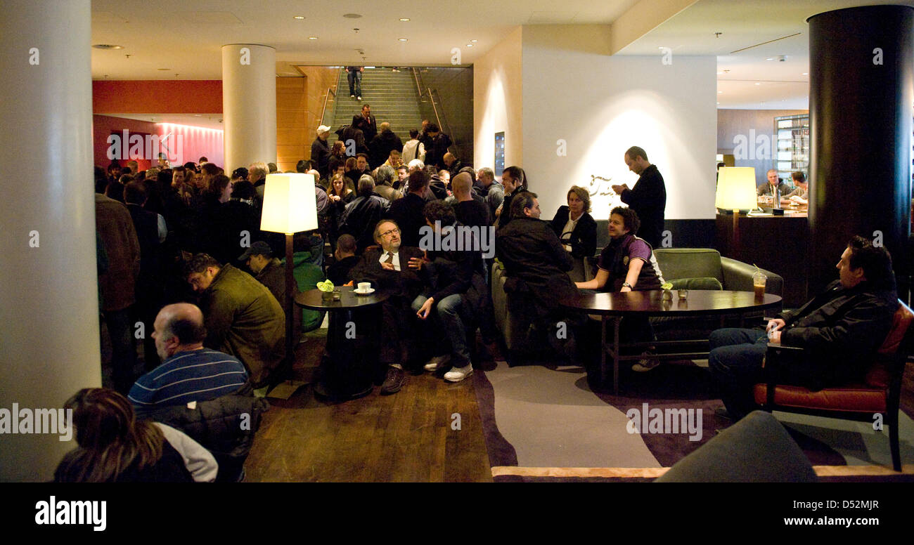 Les agents de police obtenir des preuves à Berlin, Allemagne, 06 mars 2010. Un tournoi de poker, effectué à l'hôtel Hyatt a été volée, les voleurs à main armée arraché d'argent et s'enfuir. Photo : KLAUS-DIETMAR GABBERT Banque D'Images