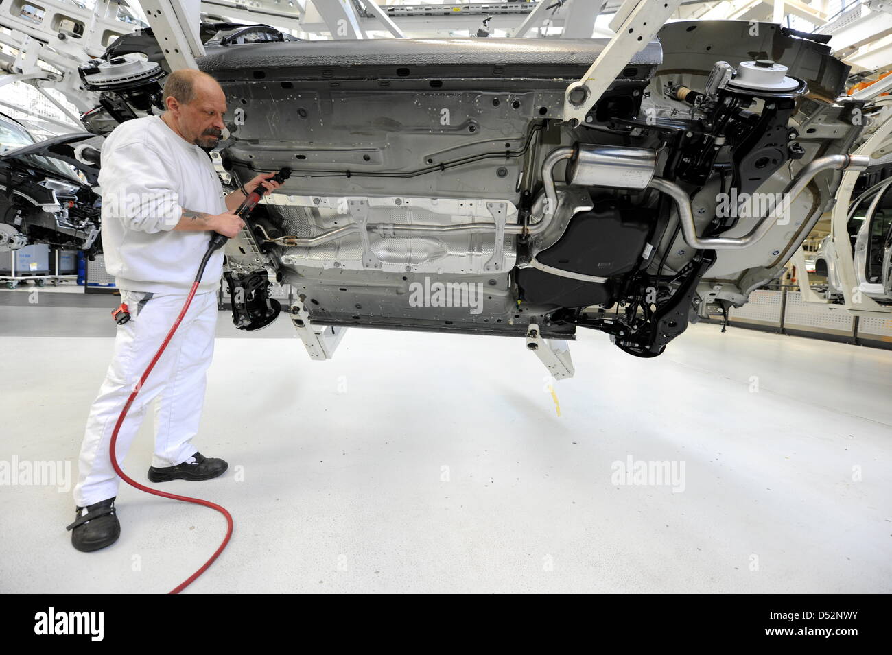 Volkswagen employés travaillent sur un corps d'une voiture 'VW Tiguan' à l'usine mère de Wolfsburg, Allemagne, 08 mars 2010. VW va présenter sa feuille d'affaires 2009 dans une conférence de presse le 11 mars 2010. Photo : JOCHEN LUEBKE Banque D'Images