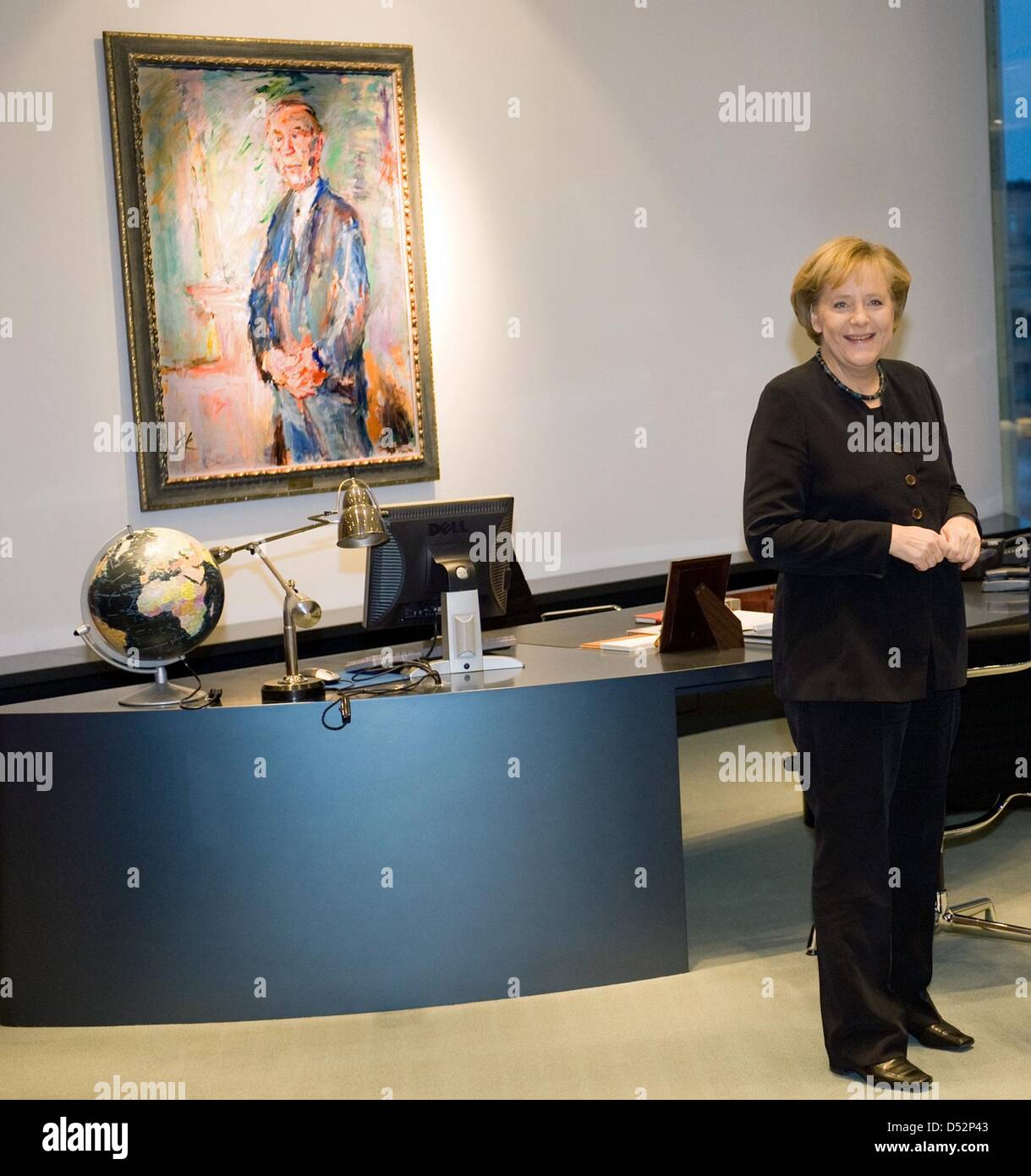 - Le fichier file photo datée du 16 janvier 2009 montre la chancelière allemande Angela Merkel dans son bureau à la chancellerie à Berlin, Allemagne. "Aarbruecker Zeitung" fera rapport dans son édition du 09 mars 2010, que Mme Merkel a temporairement déplacé dans le bureau de la chancellerie, Ronald Díaz, en raison de travaux de rénovation essentiels à son bureau pour une période de deux mois. S Banque D'Images
