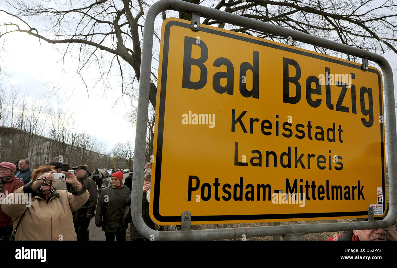 La nouvelle ville de Bad Belzig signe est dévoilé à la route fédérale B246, Bad Belzig, Allemagne, 08 mars 2010. Les 1,000 ans de district de Belzig reçu spa ('Bad') honore le même jour. Registre officiel du Brandebourg va publier officiellement le changement de nom. Forages avait découvert l'eau thermale thérapeutique en 1996. Photo : Bernd Settnik Banque D'Images