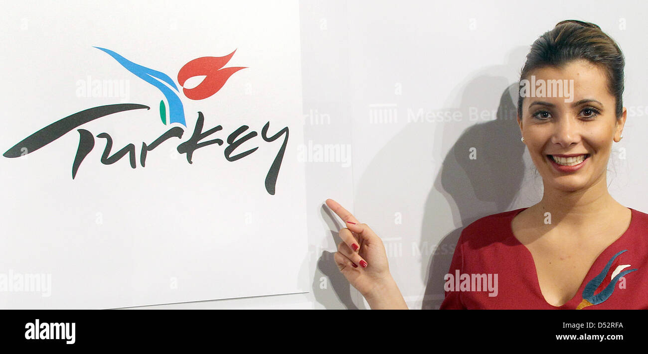 Une hôtesse turque présente le logo de la Turquie pays partenaire à l'International un Salon du tourisme ITB à Berlin, Allemagne, 09 mars 2010. Plus de 11.000 exposants représentent 187 pays au monde un salon du tourisme du 10 au 14 mars 2010. Photo : WOLFGANG KUMM Banque D'Images