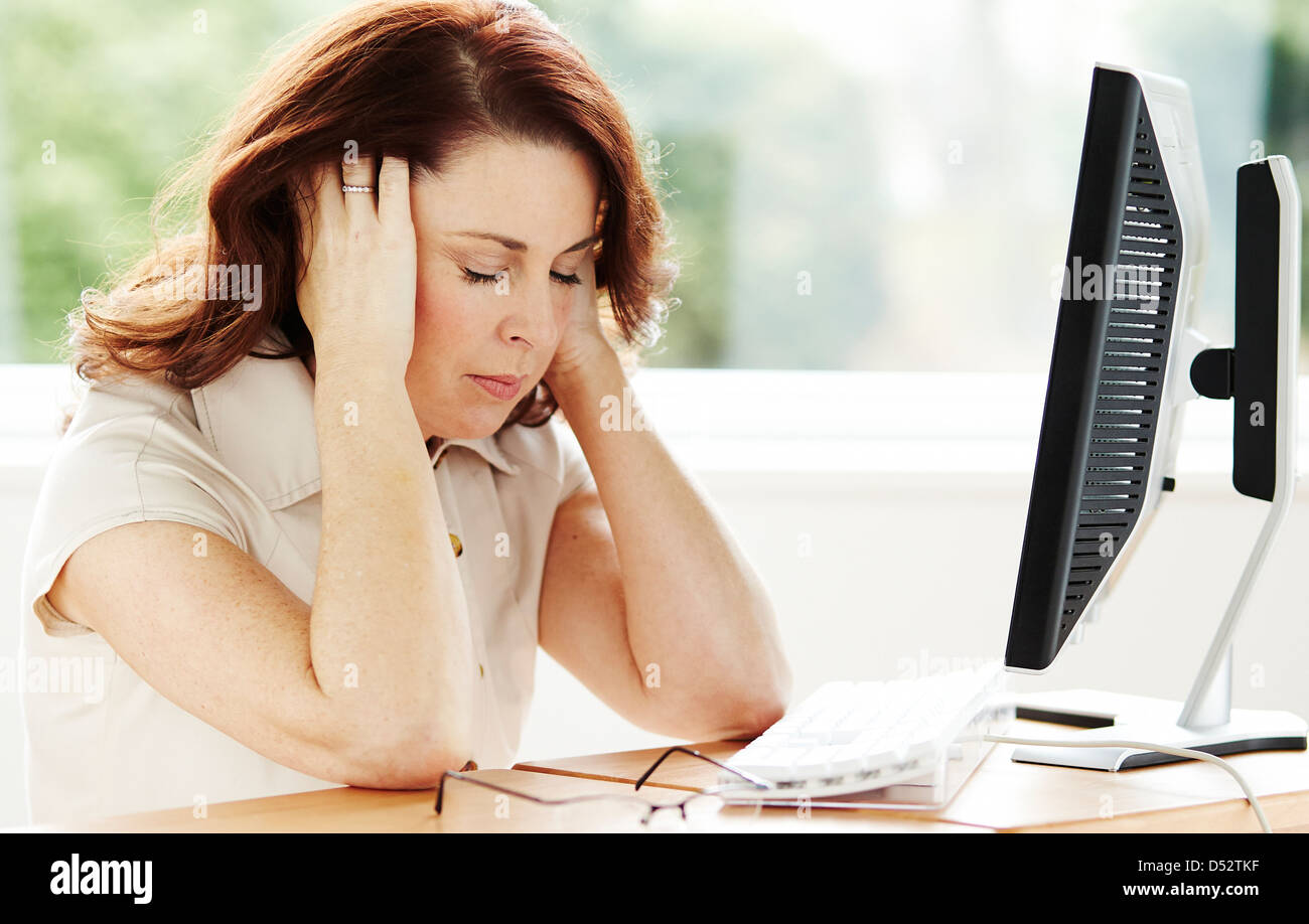 Femme a souligné in office Banque D'Images