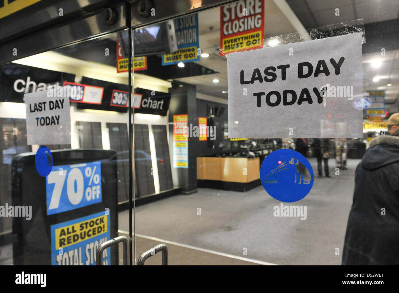 Wood Green, Londres, Royaume-Uni. 22 mars 2013. Le chien Nipper de HMV et un "dernier jour aujourd'hui'. HMV store en bois Greenn a son dernier jour de négociation, le groupe va fermer plus de 100 magasins après aller dans l'administration, même le mobilier est en vente. Crédit : Matthieu Chattle / Alamy Live News Banque D'Images