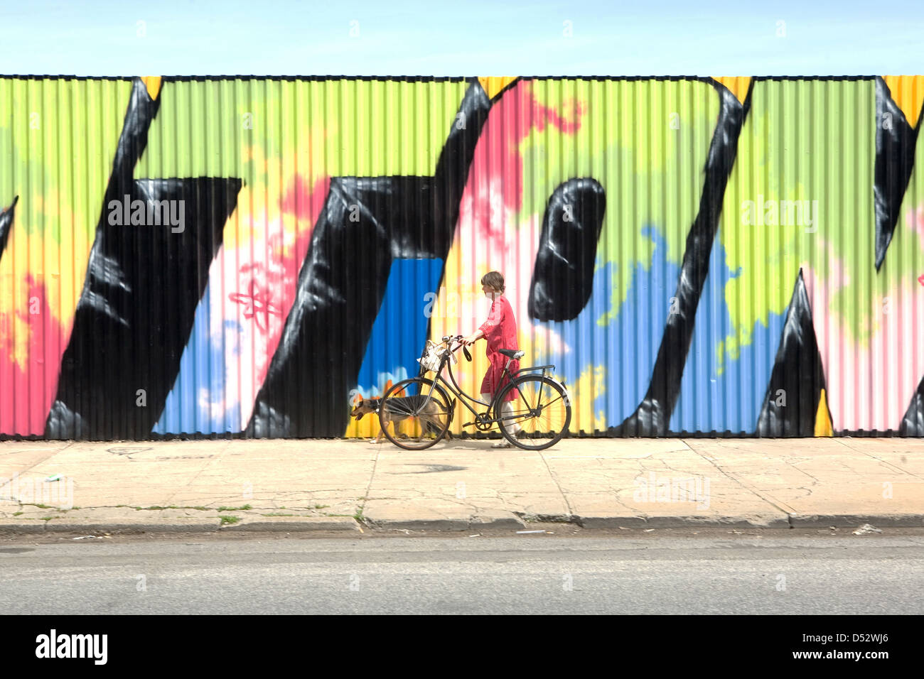 New York City, USA, la femme à bicyclette en face d'un graffiti Banque D'Images