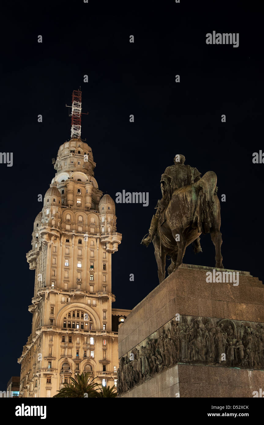 La statue du Général Artigas et d'imposants gratte-ciel de nuit à Montevideo Banque D'Images