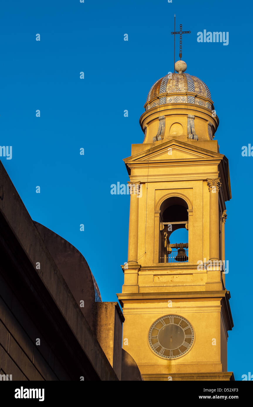 Clocher de l'Église catholique jaunes à Montevideo, Uruguay Banque D'Images