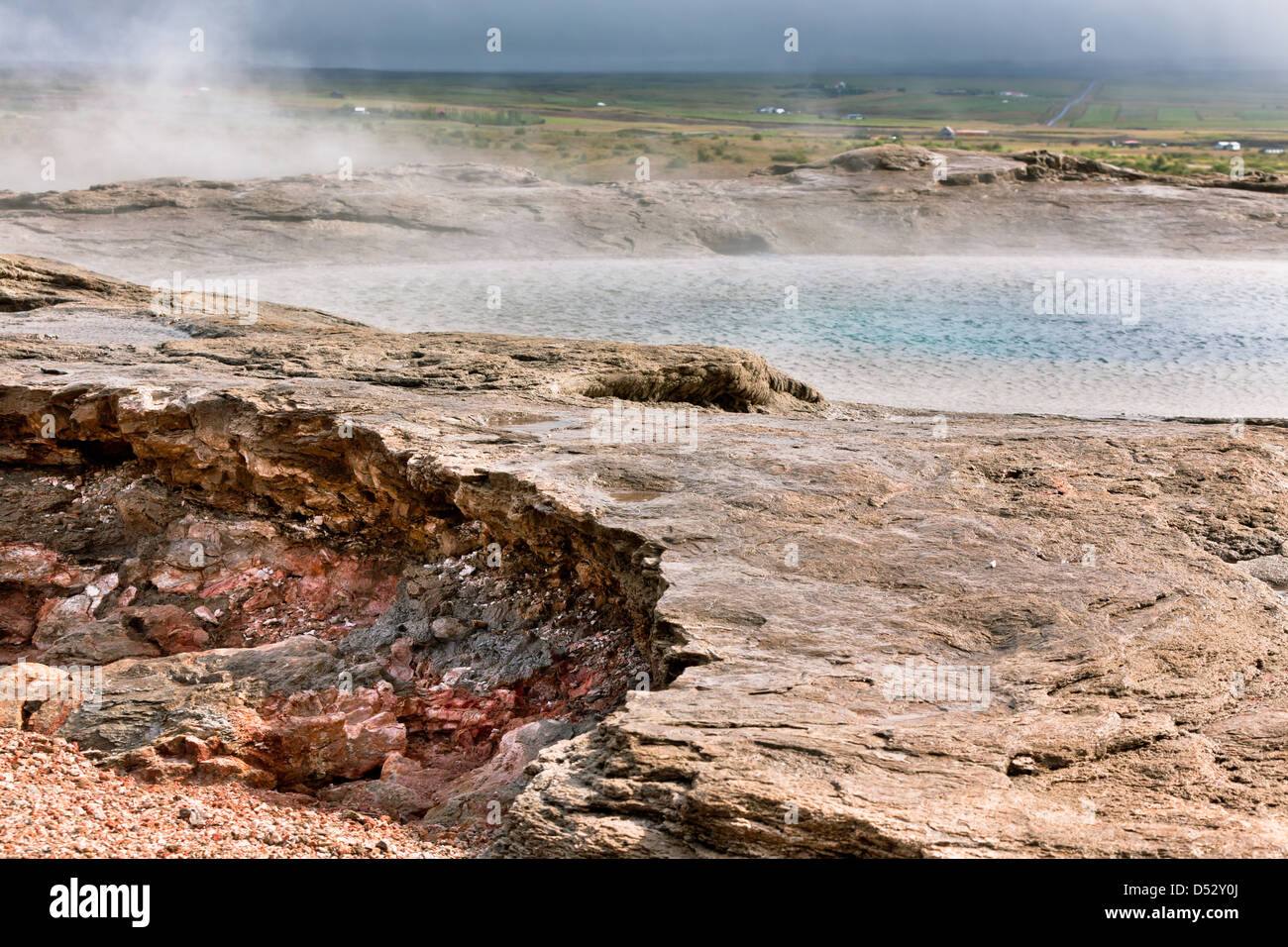 Source chaude géothermique au lac de la Vallée des geysers, l'Islande. Plan horizontal Banque D'Images