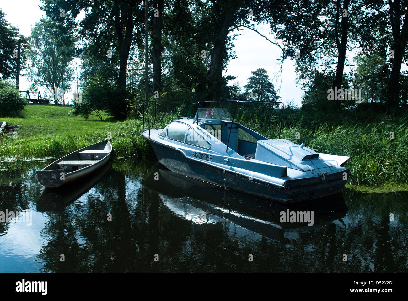 Bateau sur le fleuve Notec, Pologne Banque D'Images