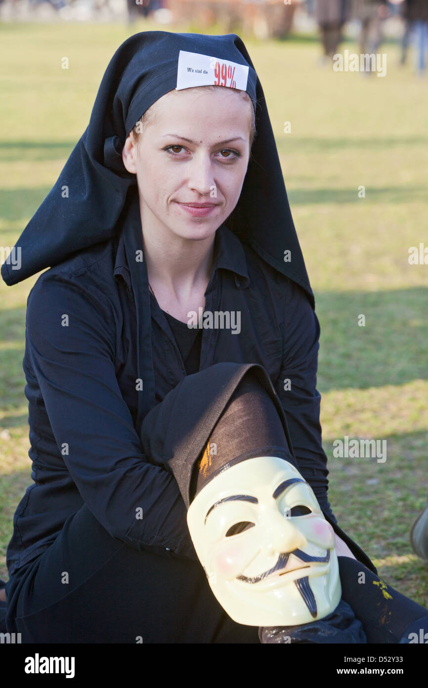 Berlin, Allemagne, Anhaengerin le mouvement Occupy montre au centre-ville Banque D'Images