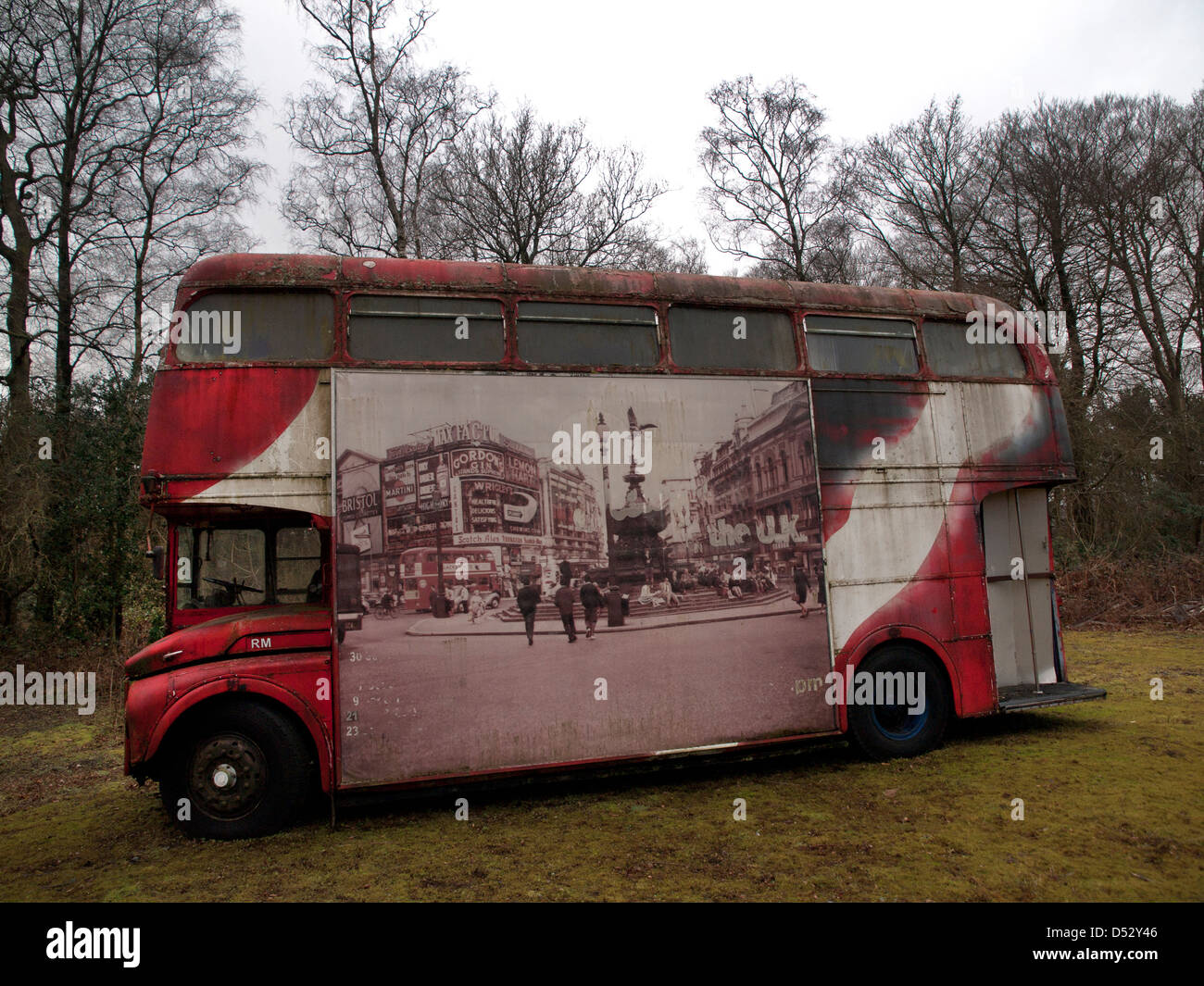 Un siège d'autobus routemaster rouillent dans un champ. Banque D'Images