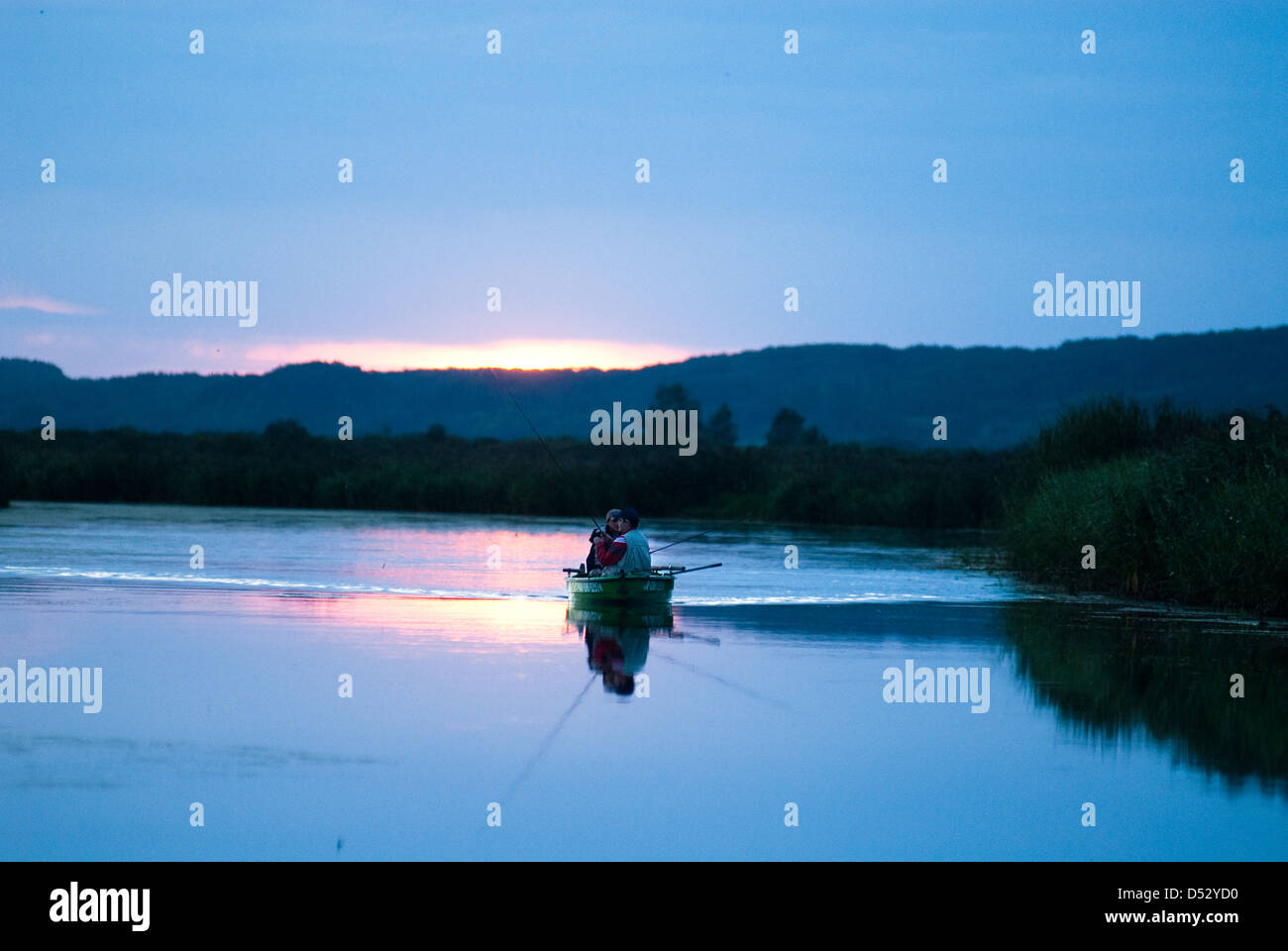 Pêcheurs sur un bateau sur le fleuve Notec, Pologne Banque D'Images