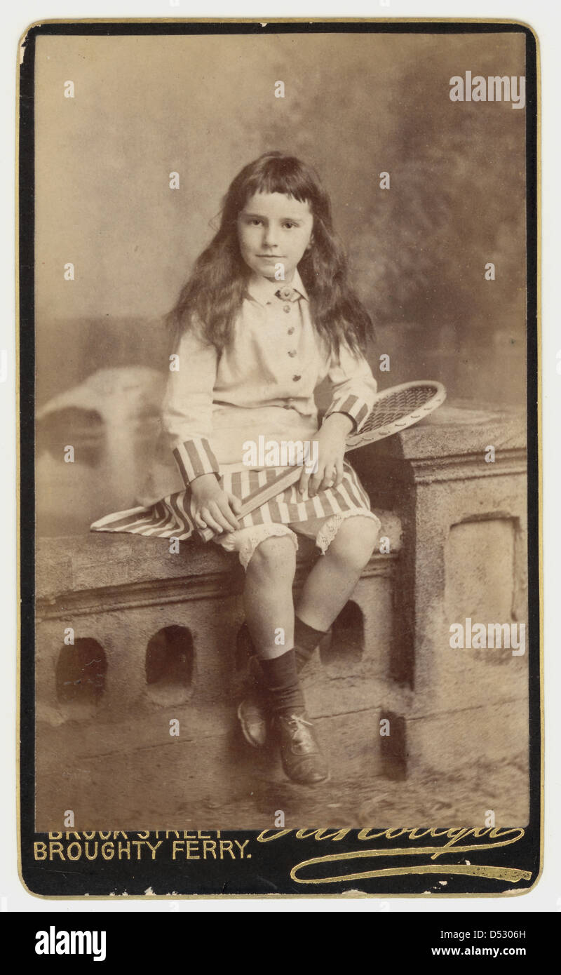 Cartes de visite (CDV) représentant un enfant victorien posant avec une raquette de tennis, vers 1890, les loisirs, les activités récréatives, U.K.loisirs passe-temps typique passe-temps passe-temps passe-temps Banque D'Images