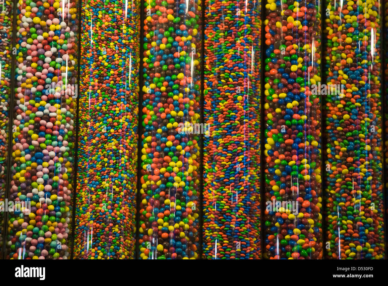 M&Ms bonbons dans distributeur en plastique tubes dans le magasin M&M à New  York Photo Stock - Alamy