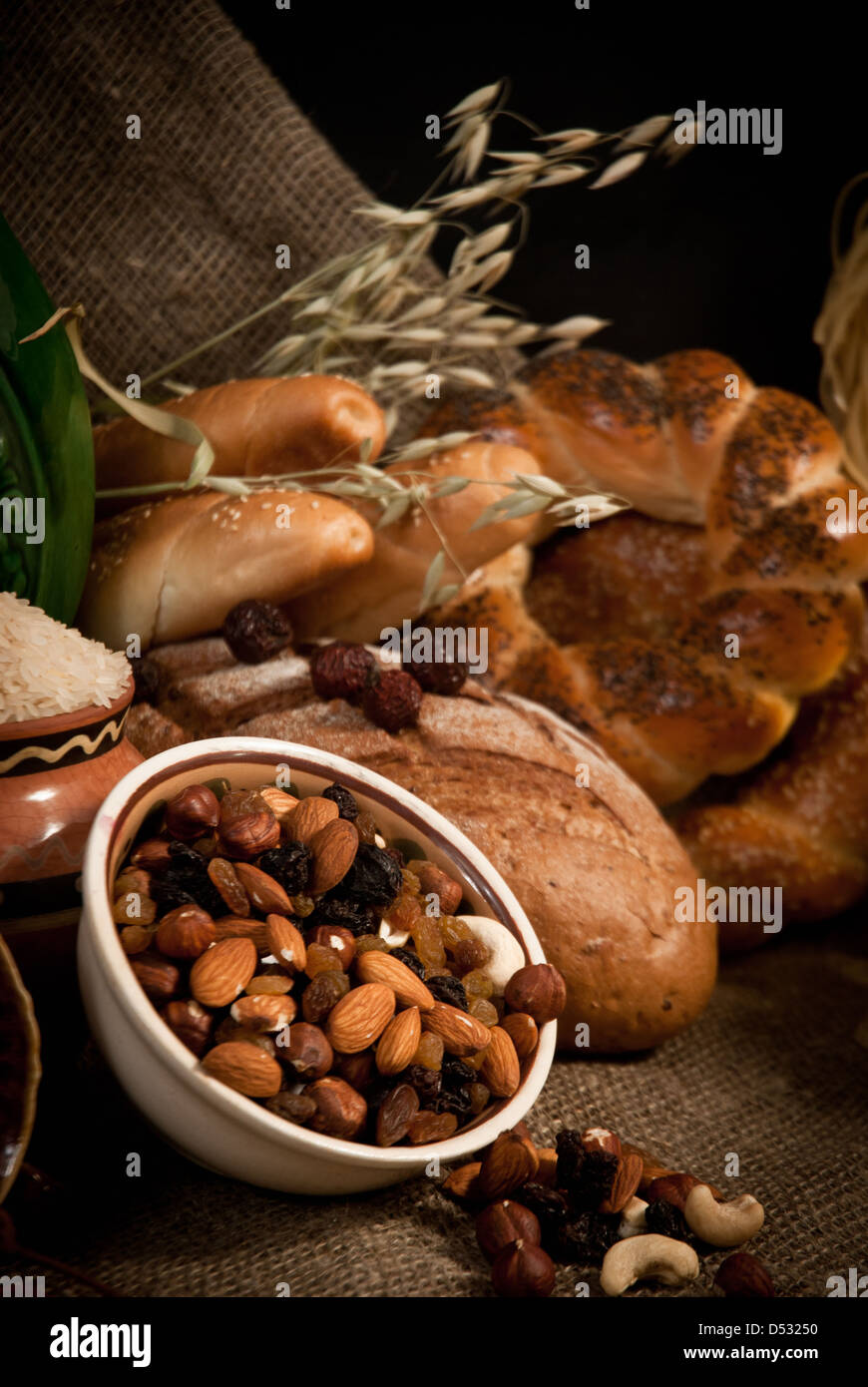 Bon repas avec du pain et céréales Banque D'Images