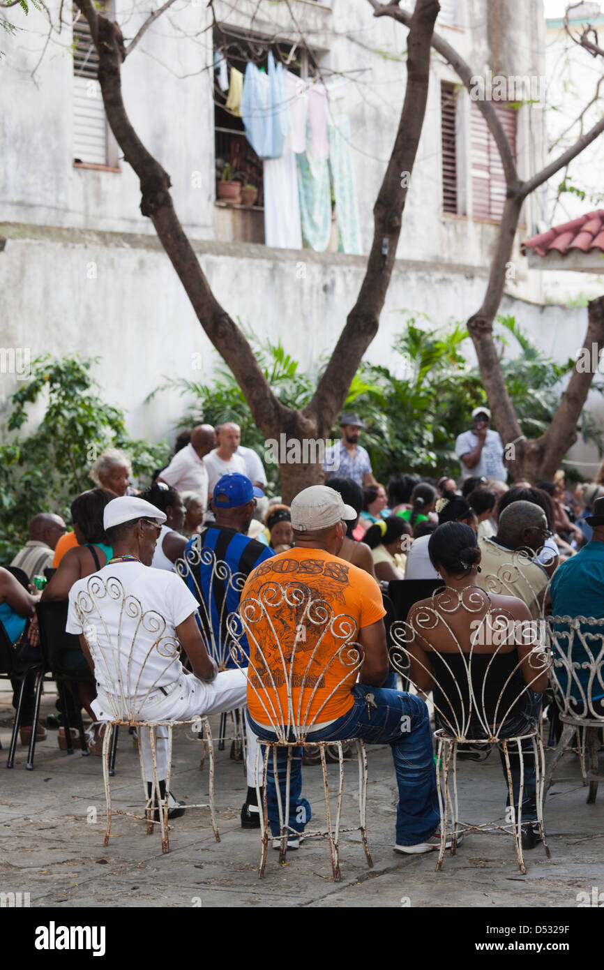 Cuba, La Havane, Vedado, Conjunto Folklorico Nacional, la foule à l'Sabado de rumba dance show. Banque D'Images