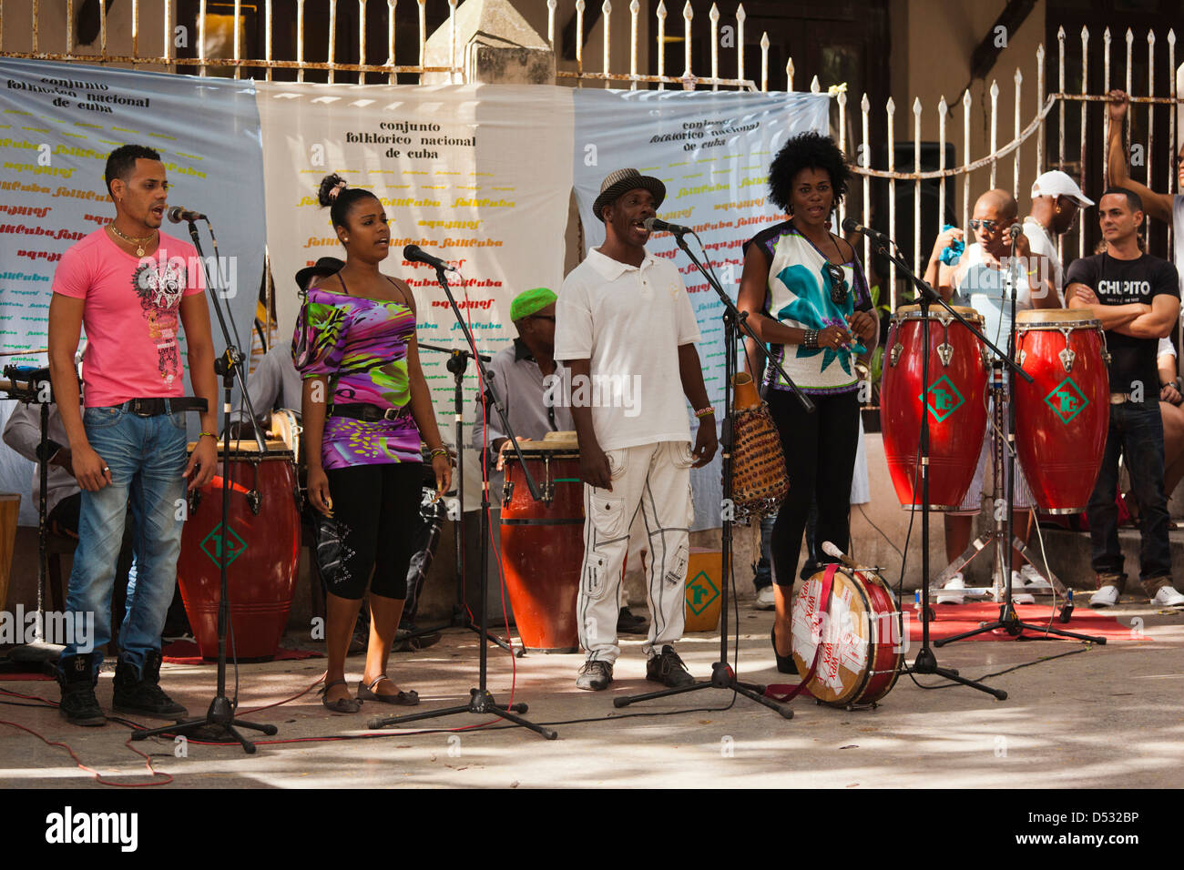 Cuba, La Havane, Vedado, Conjunto Folklorico Nacional, la foule à l'Sabado de rumba dance show, les chanteurs. Banque D'Images