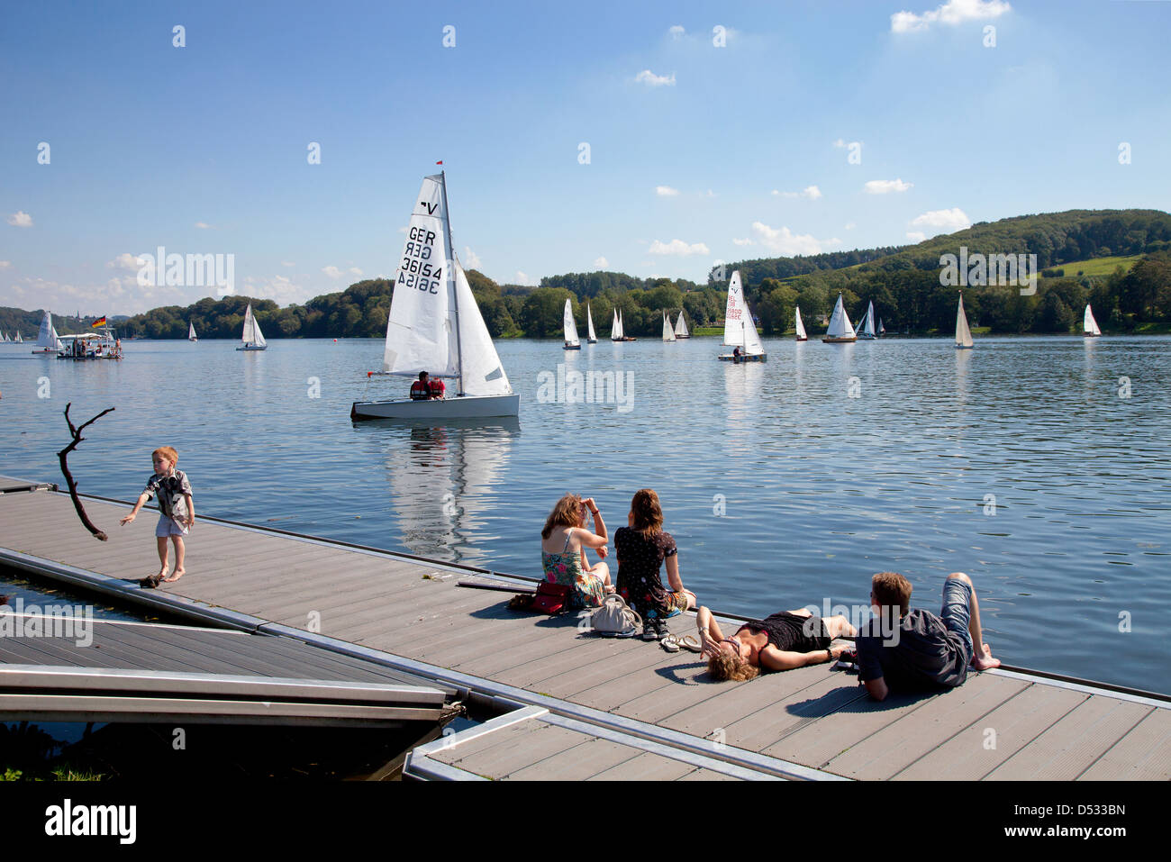 Essen, Allemagne, voiliers sur le Baldeneysee et personnes au pont d'embarcation Banque D'Images