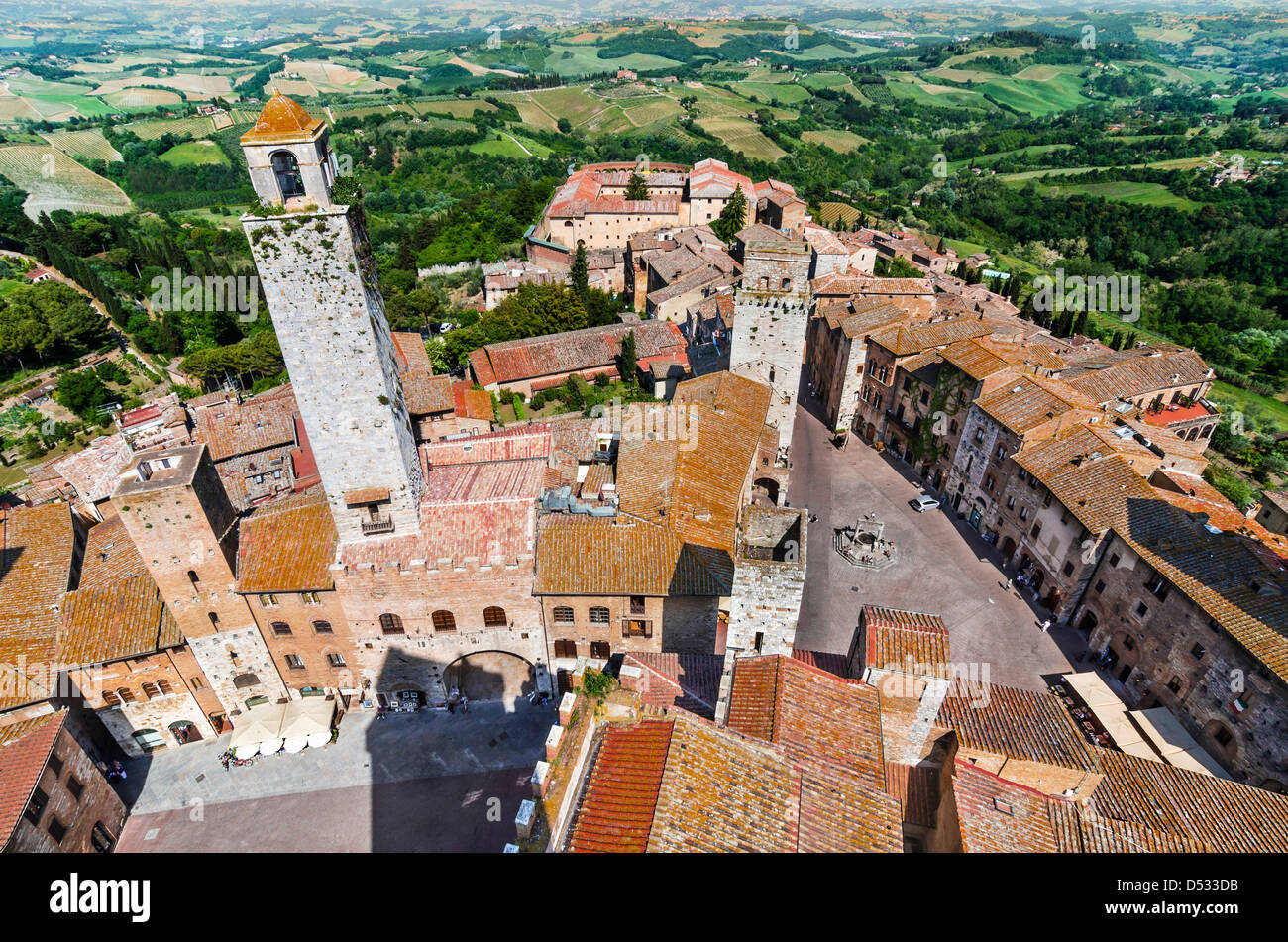 San Gimignano est une petite colline de la ville médiévale fortifiée dans la province de Sienne, Toscane, centre-nord de l'Italie Banque D'Images