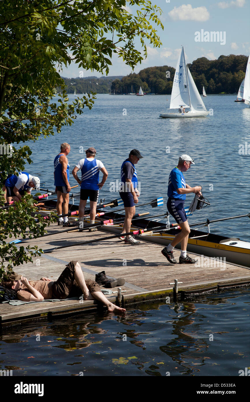 Essen, Allemagne, voiliers sur le Baldeneysee et personnes au pont d'embarcation Banque D'Images