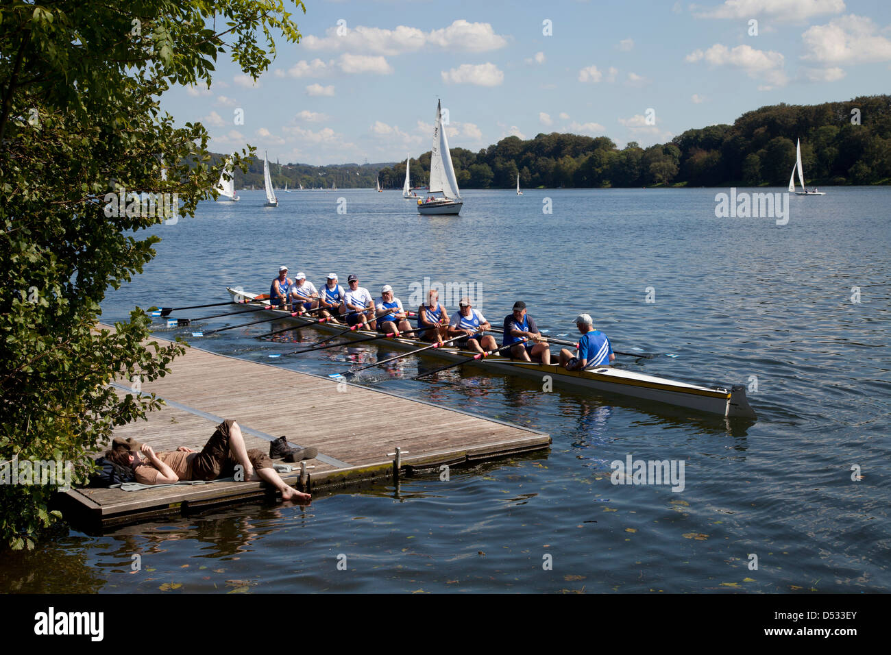 Essen, Allemagne, voiliers sur le Baldeneysee et personnes au pont d'embarcation Banque D'Images